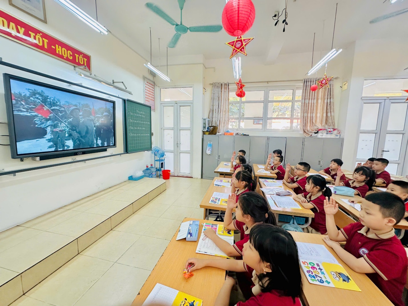 A group of children in a classroom
AI-generated content may be incorrect.