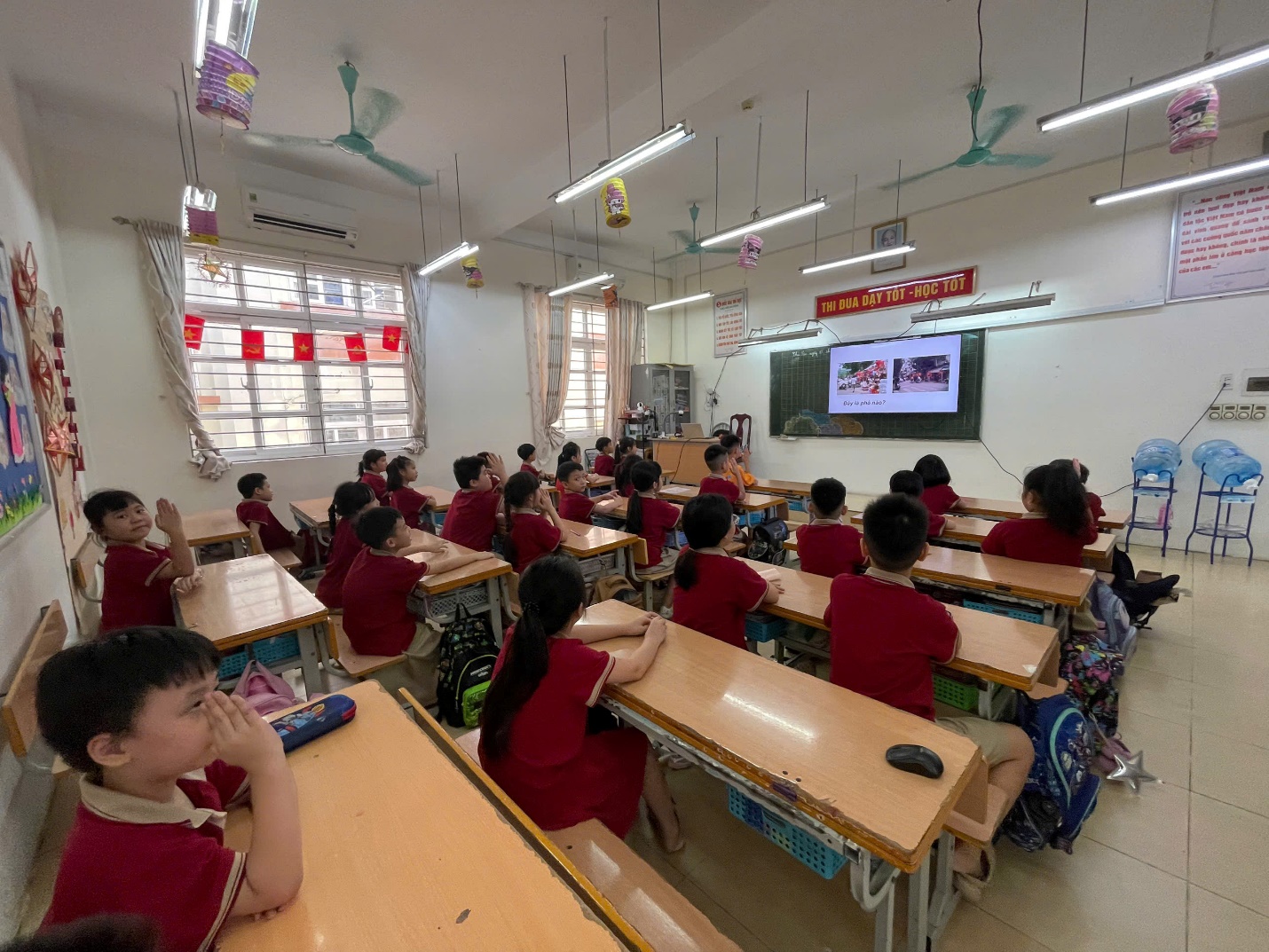 A group of children in a classroom
AI-generated content may be incorrect.