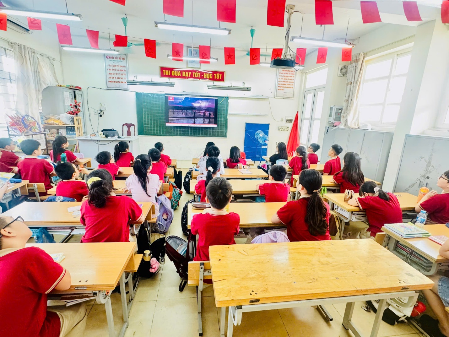 A group of students in a classroom
AI-generated content may be incorrect.