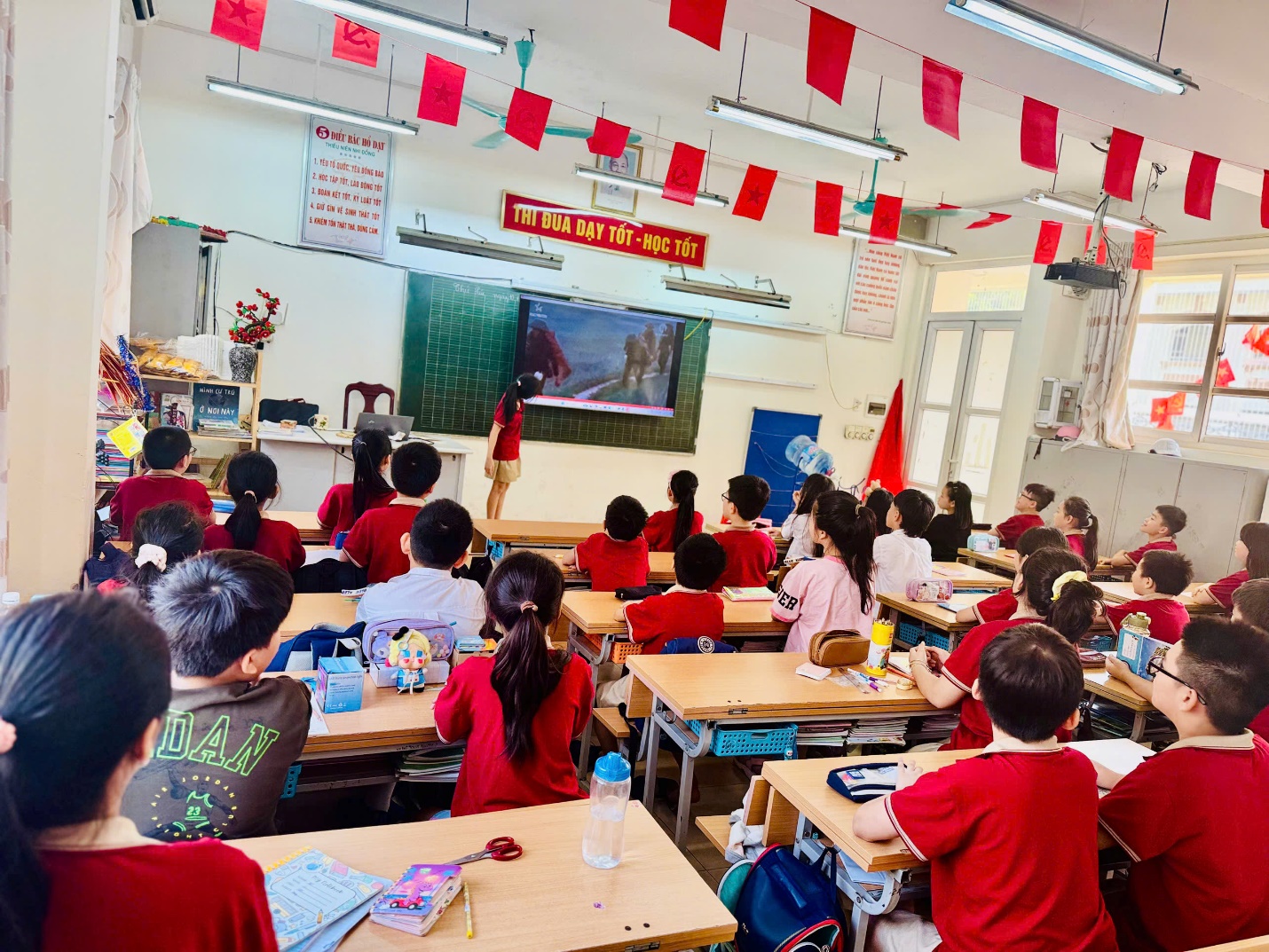 A group of children in a classroom
AI-generated content may be incorrect.