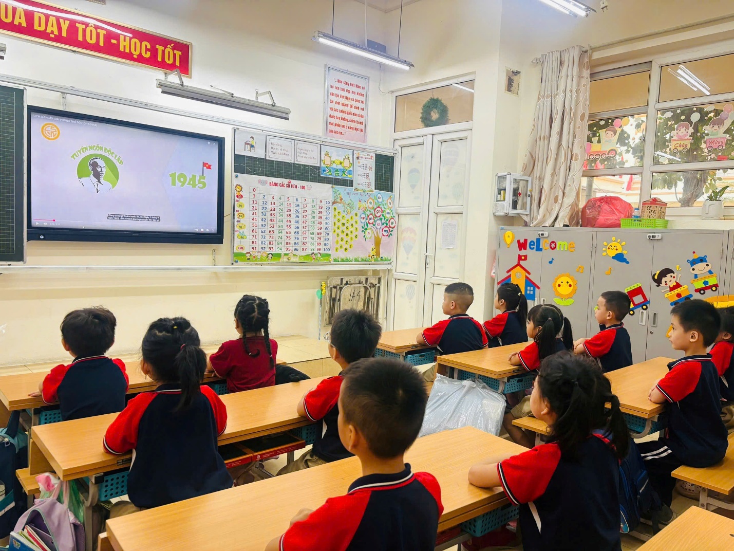 A group of children in a classroom
AI-generated content may be incorrect.