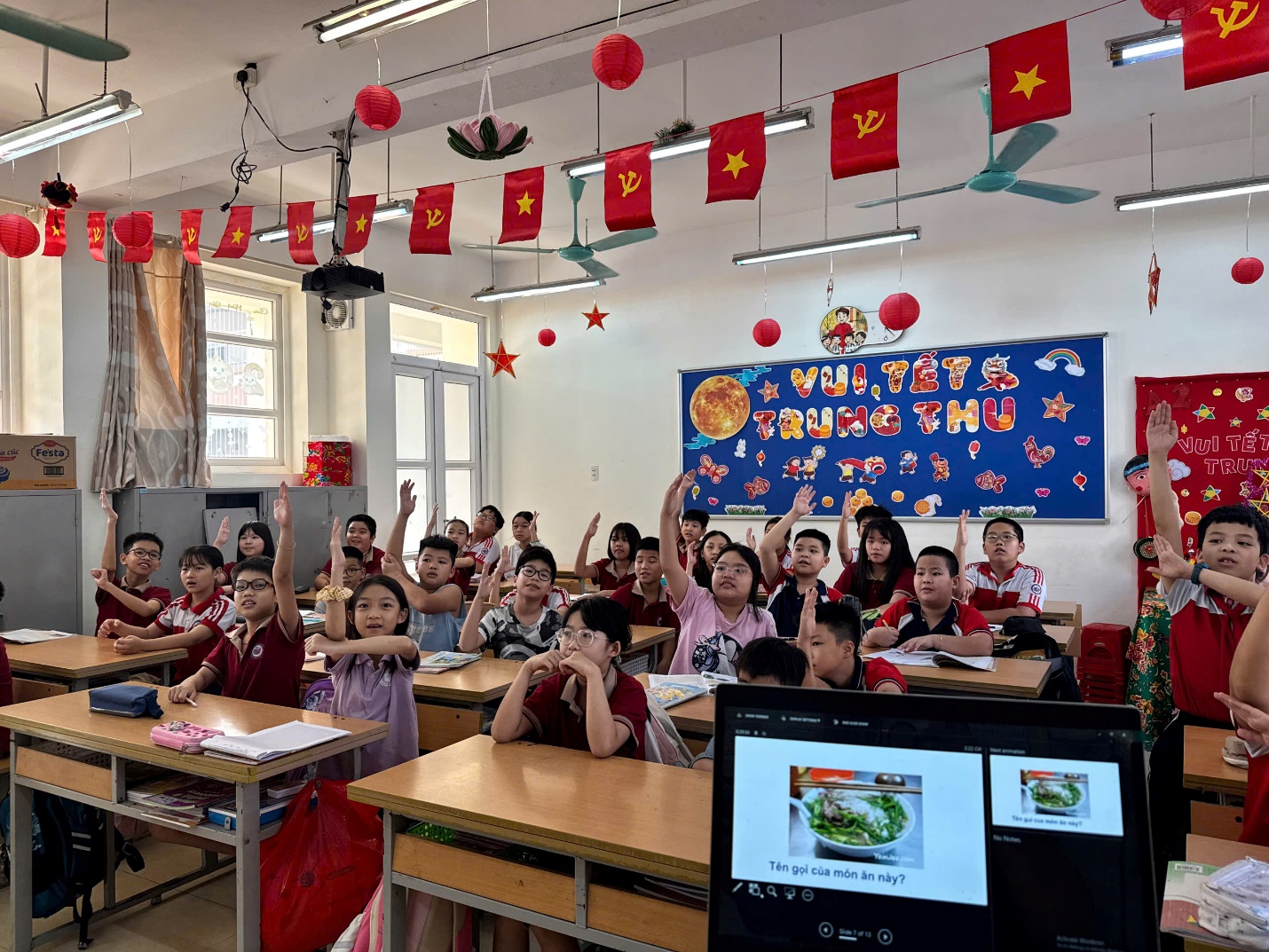 A group of people in a classroom
AI-generated content may be incorrect.