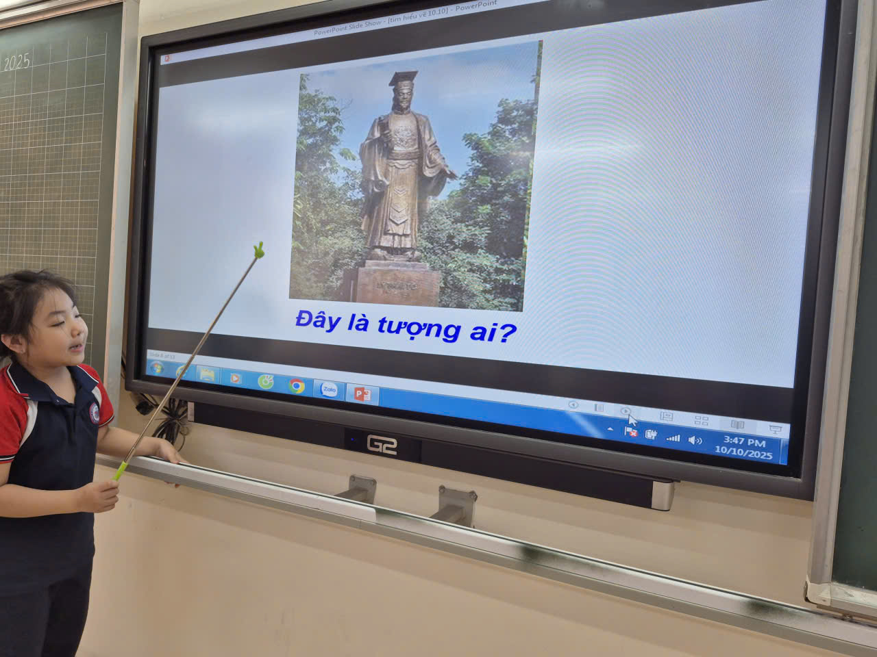 A person standing in front of a large screen
AI-generated content may be incorrect.