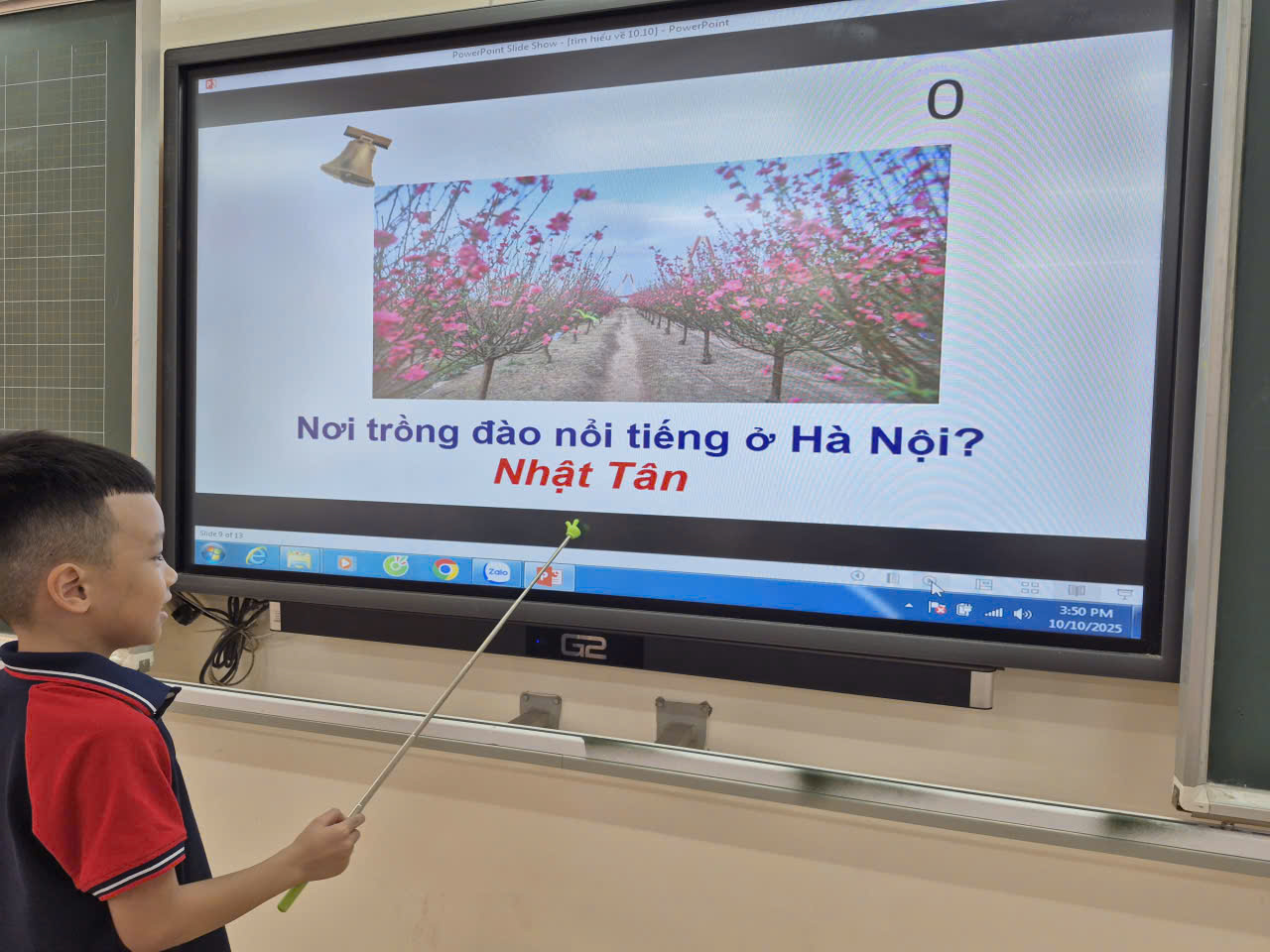 A person standing in front of a screen
AI-generated content may be incorrect.