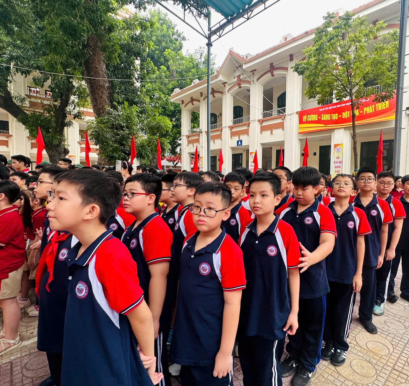 A group of children in uniform
AI-generated content may be incorrect.