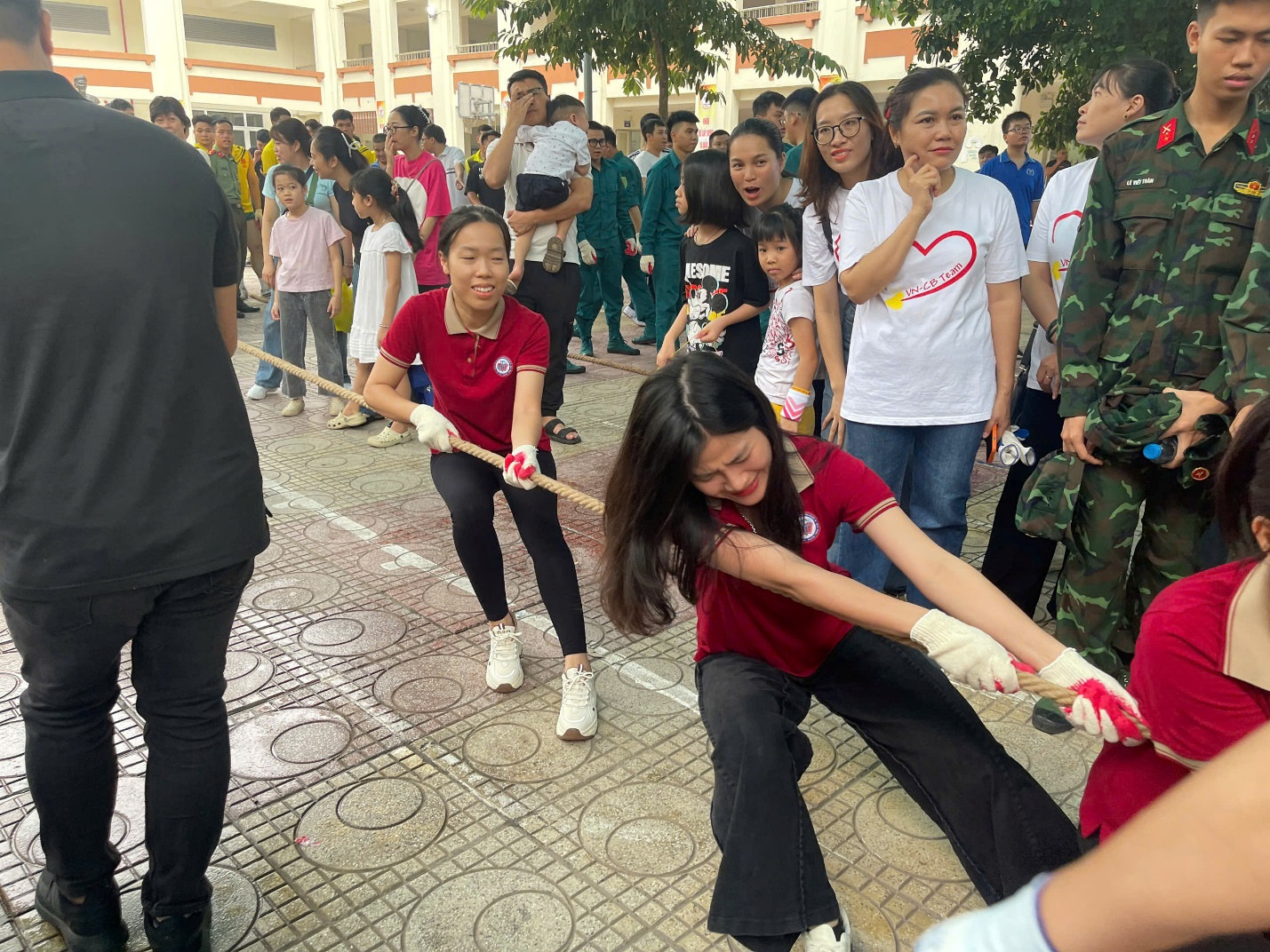 A group of people pulling a rope
AI-generated content may be incorrect.