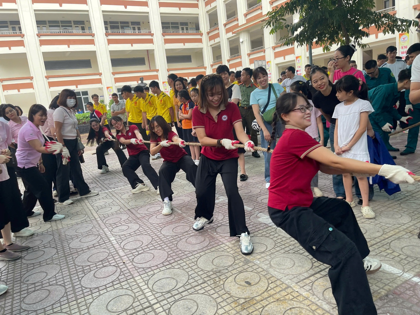 A group of people holding a rope
AI-generated content may be incorrect.