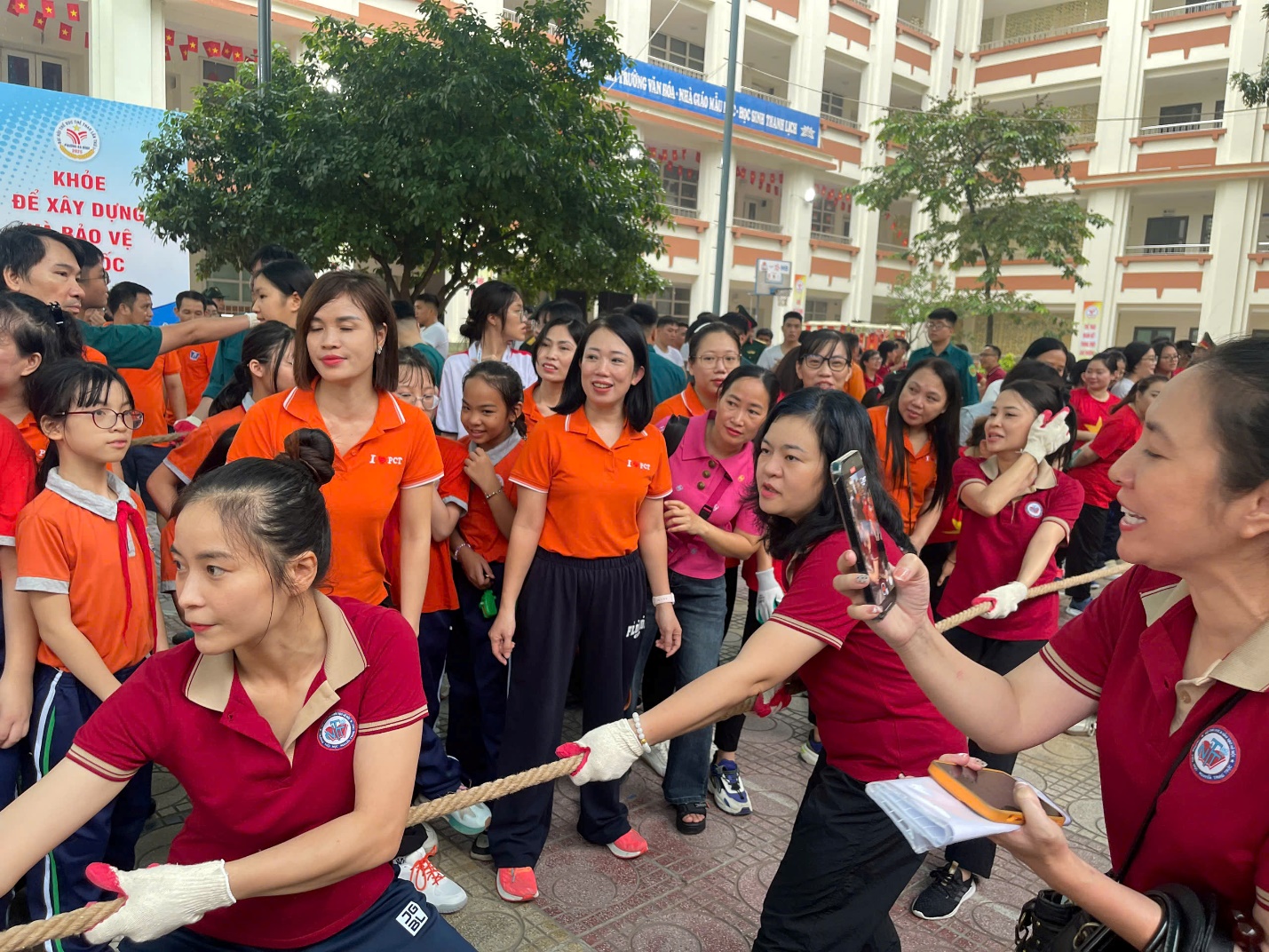 A group of people pulling a rope
AI-generated content may be incorrect.