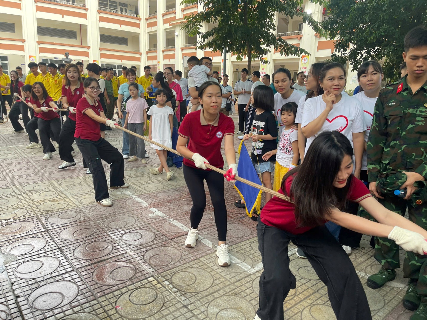 A group of people pulling a rope
AI-generated content may be incorrect.