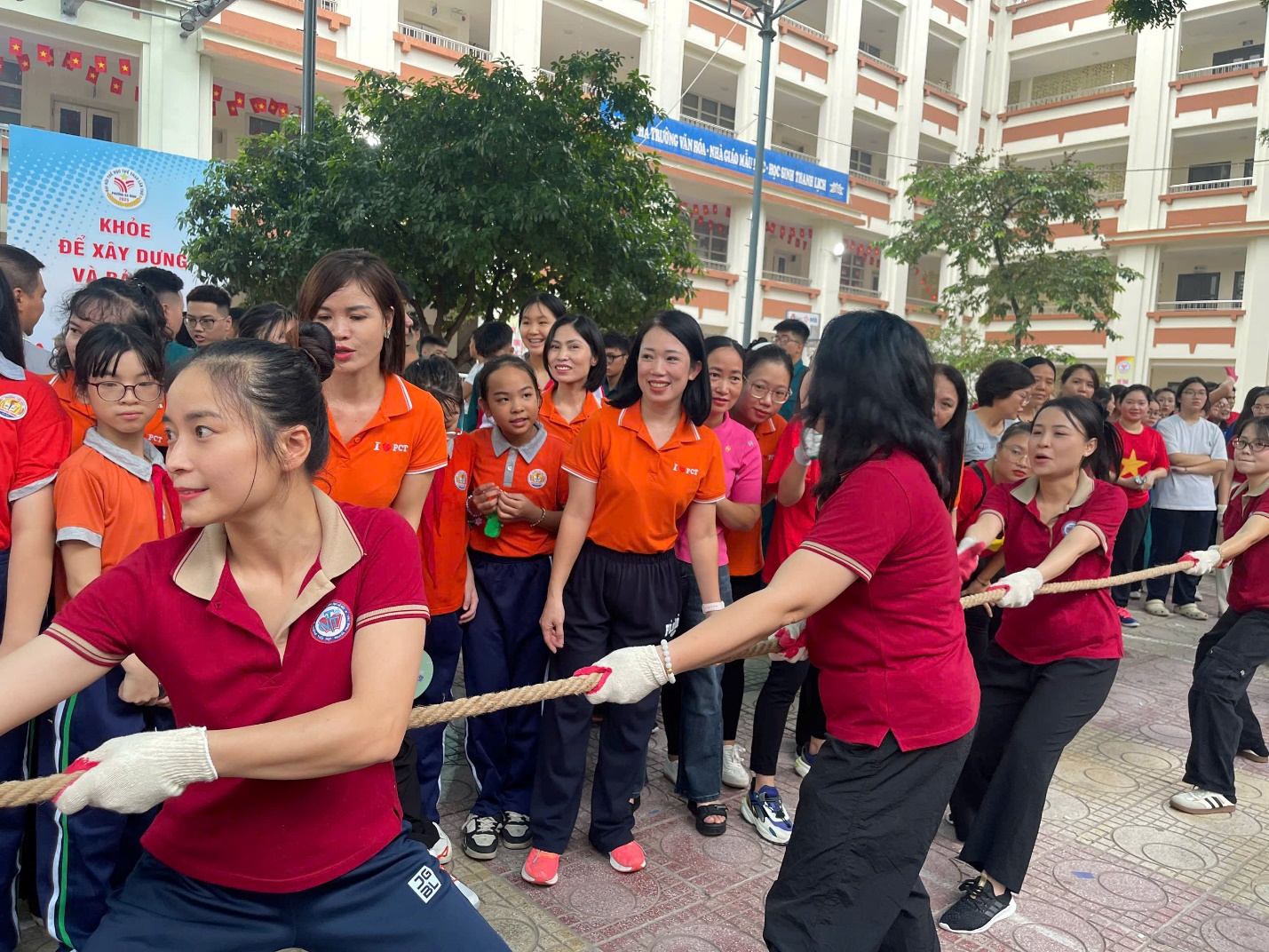 A group of people pulling a rope
AI-generated content may be incorrect.