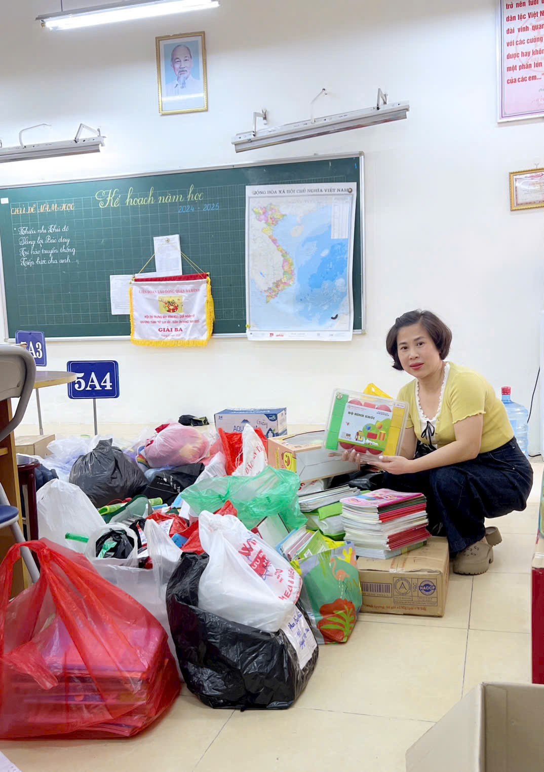 A person sitting on the floor with a pile of bags
AI-generated content may be incorrect.