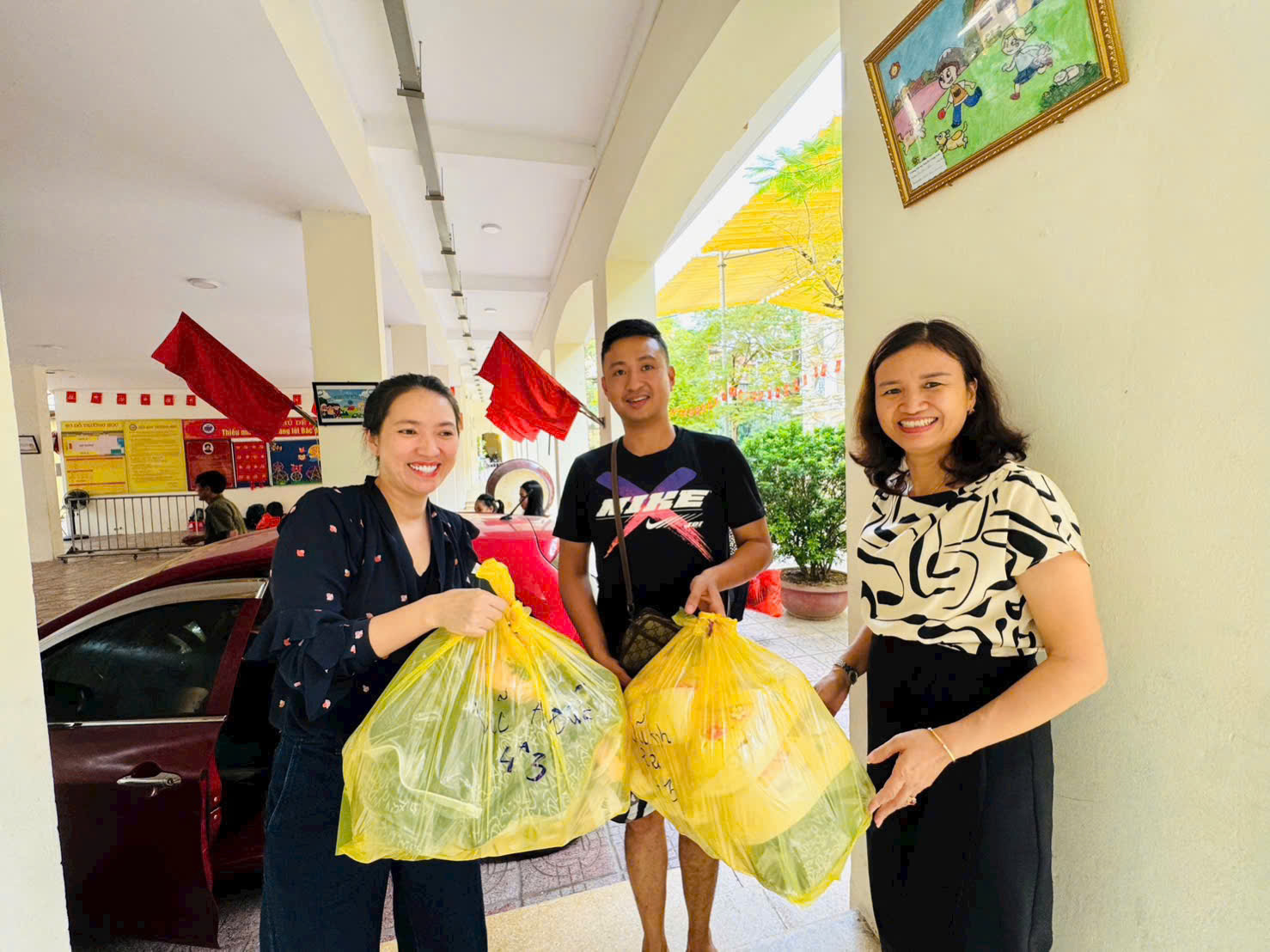 A group of people holding bags
AI-generated content may be incorrect.