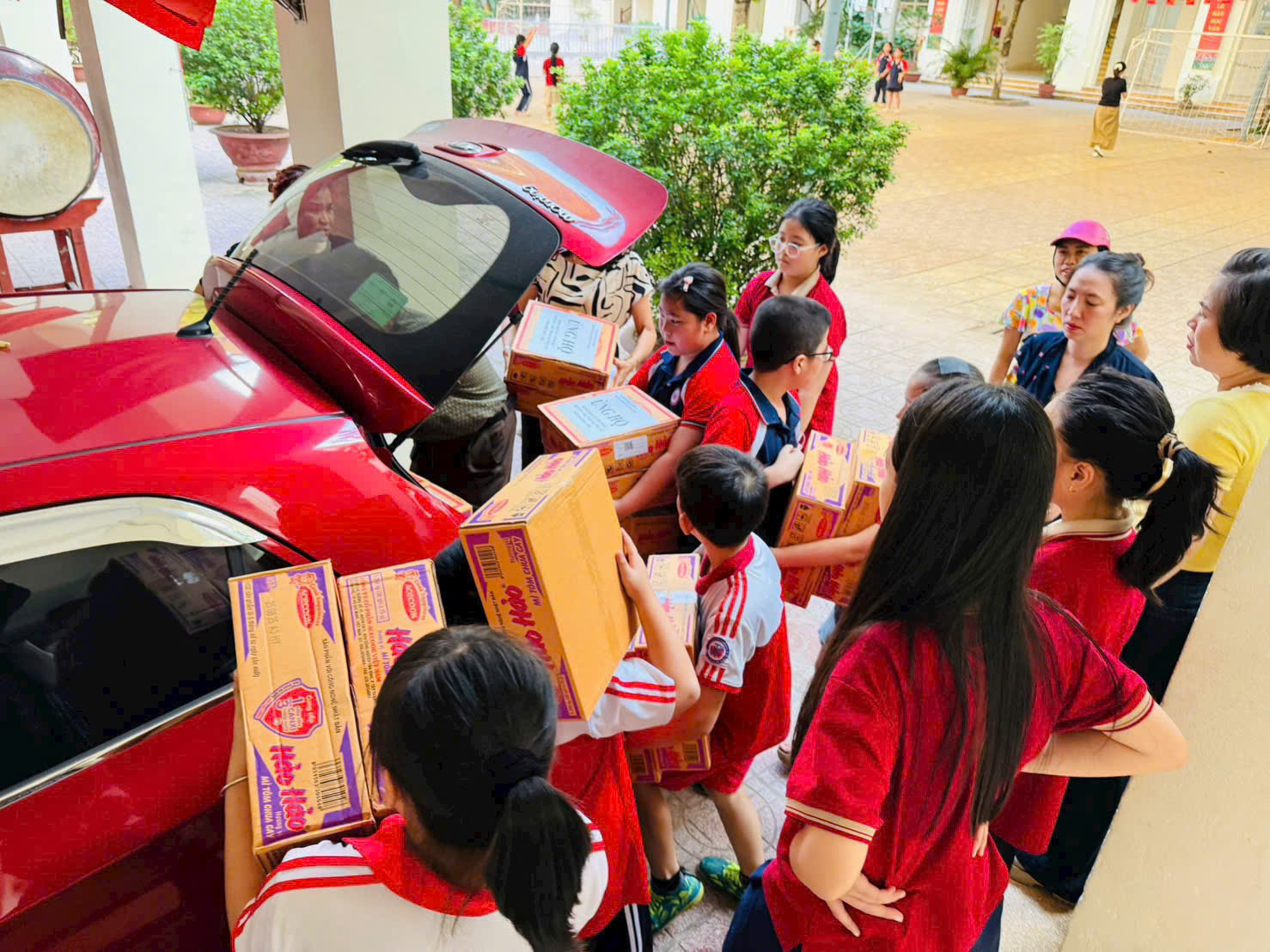 A group of people carrying boxes
AI-generated content may be incorrect.