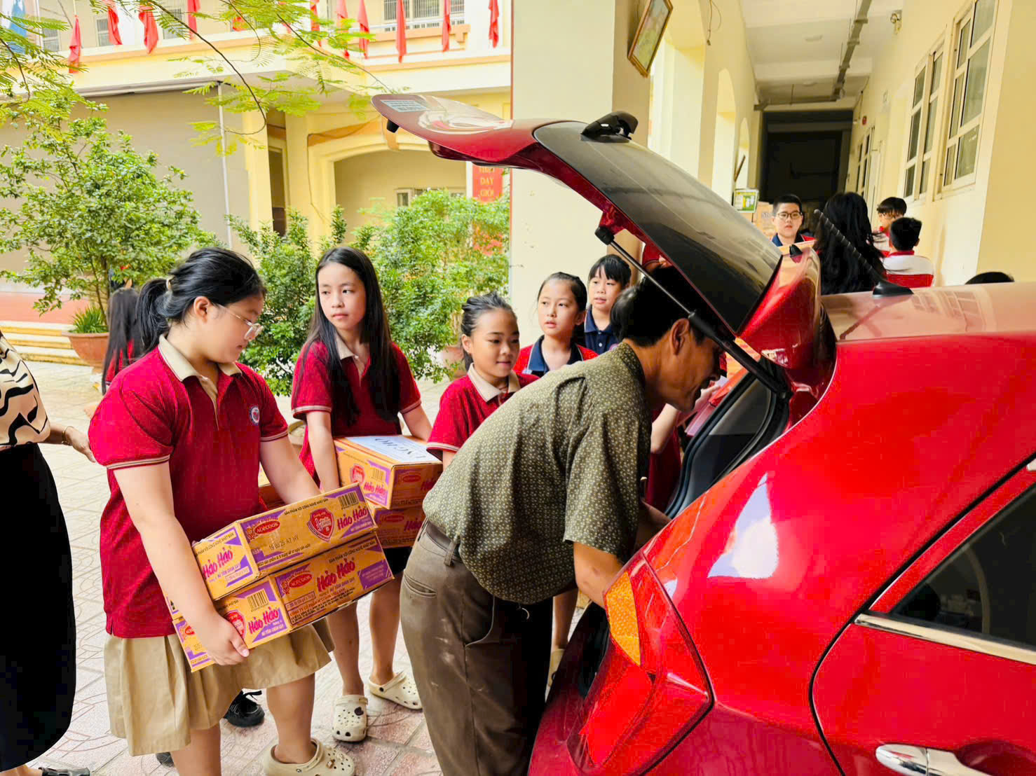 A group of people loading boxes into a car
AI-generated content may be incorrect.