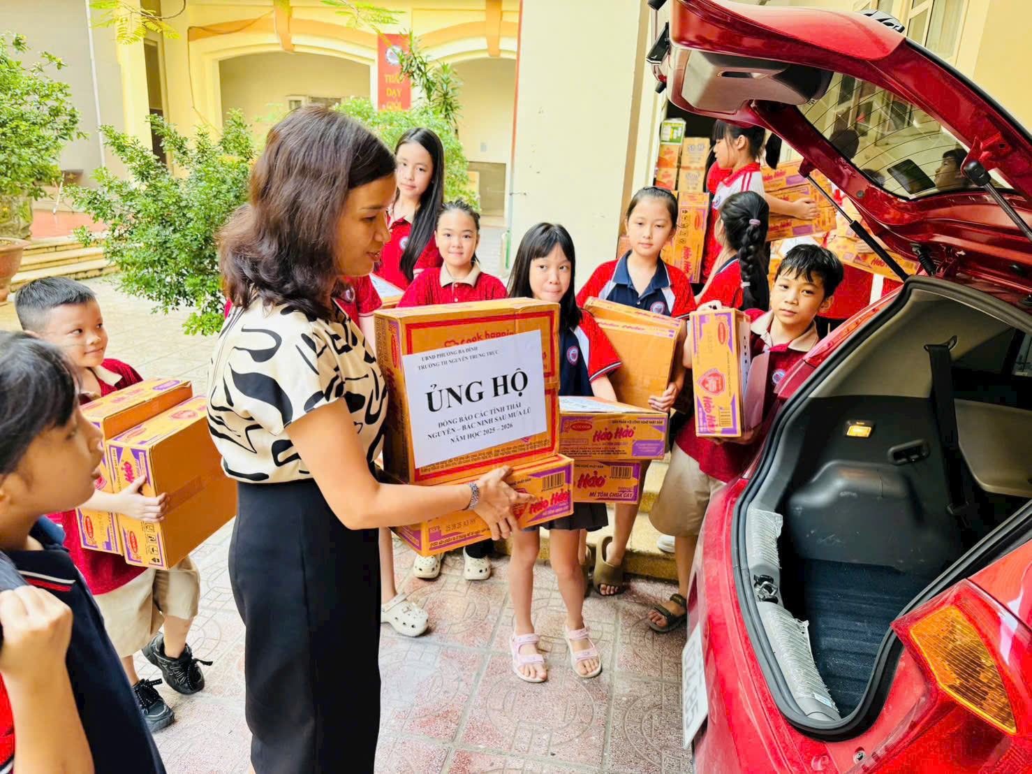 A group of children loading boxes into a car
AI-generated content may be incorrect.