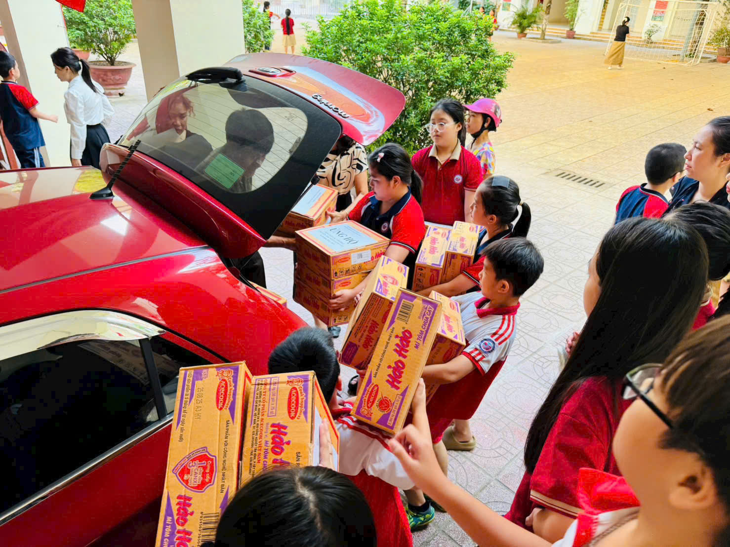 A group of people holding boxes
AI-generated content may be incorrect.