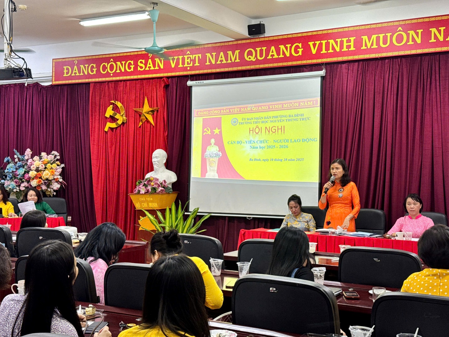 A group of people in a room

AI-generated content may be incorrect.