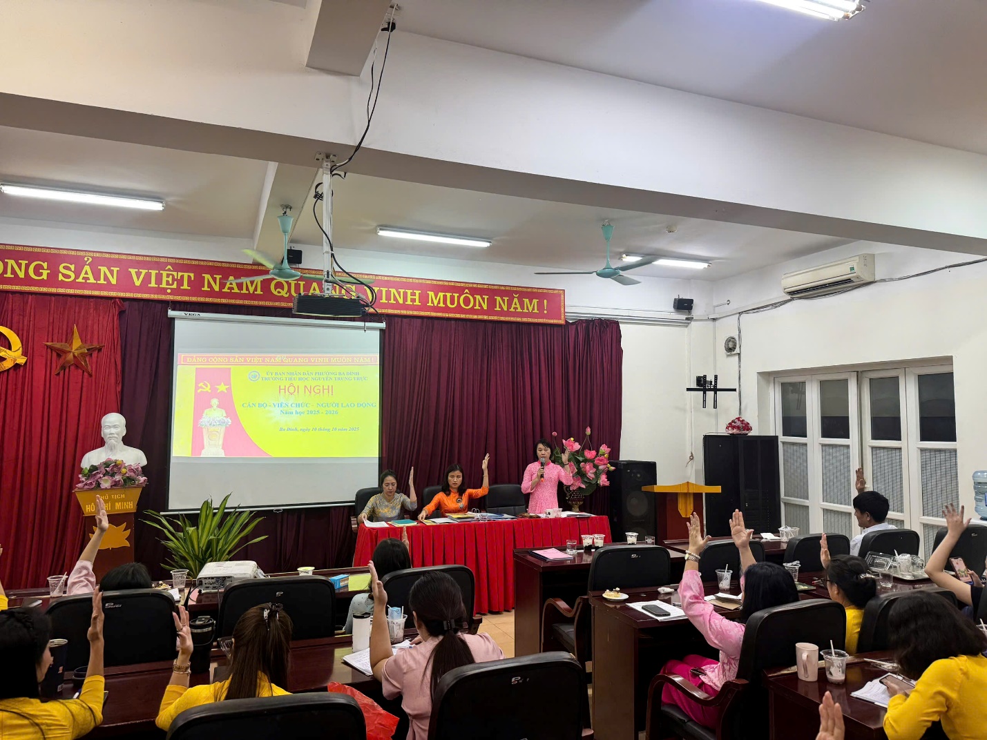 A group of people in a room

AI-generated content may be incorrect.