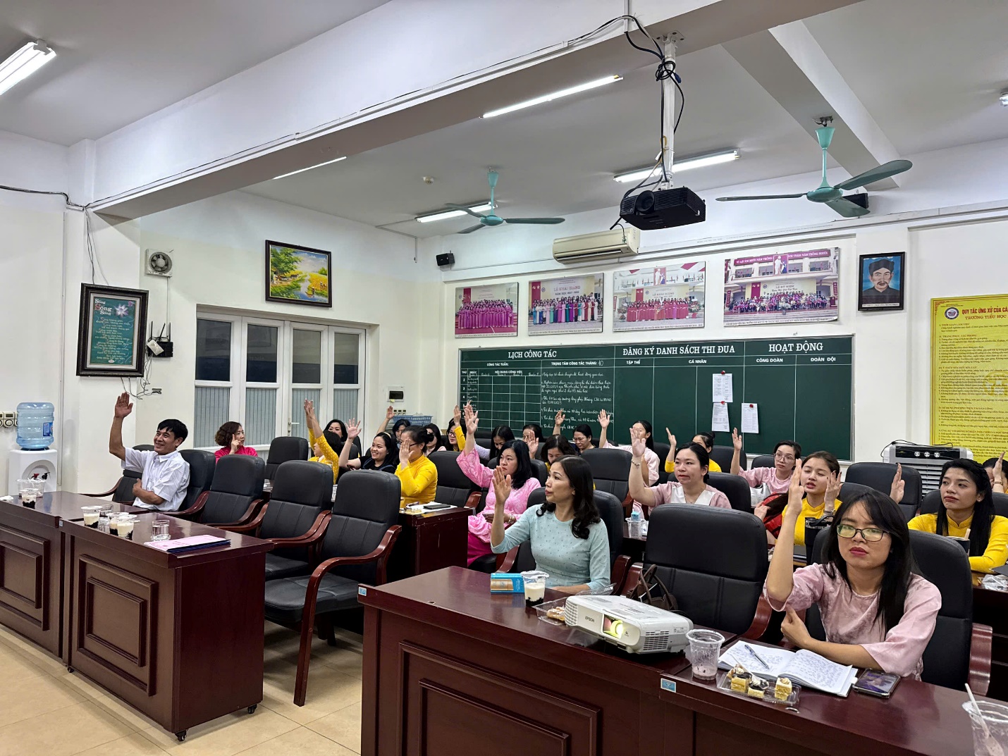 A group of people in a classroom

AI-generated content may be incorrect.