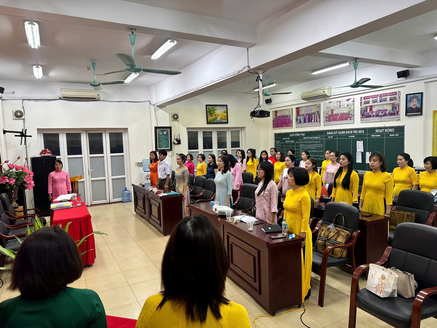 A group of people in a room

AI-generated content may be incorrect.