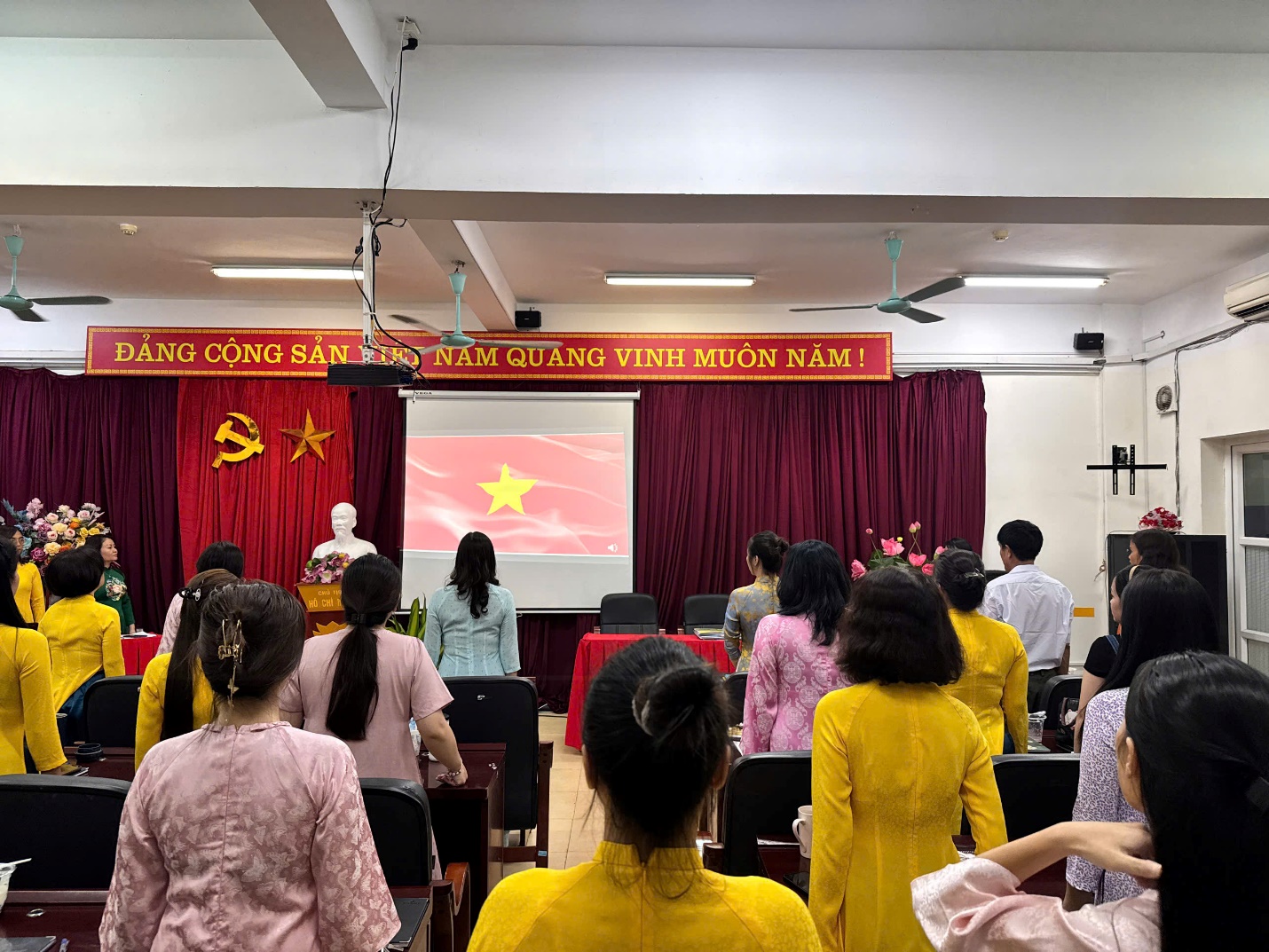 A group of people in a room

AI-generated content may be incorrect.