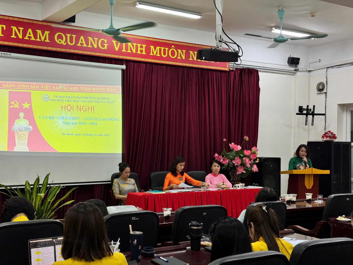 A group of people sitting at a table

AI-generated content may be incorrect.