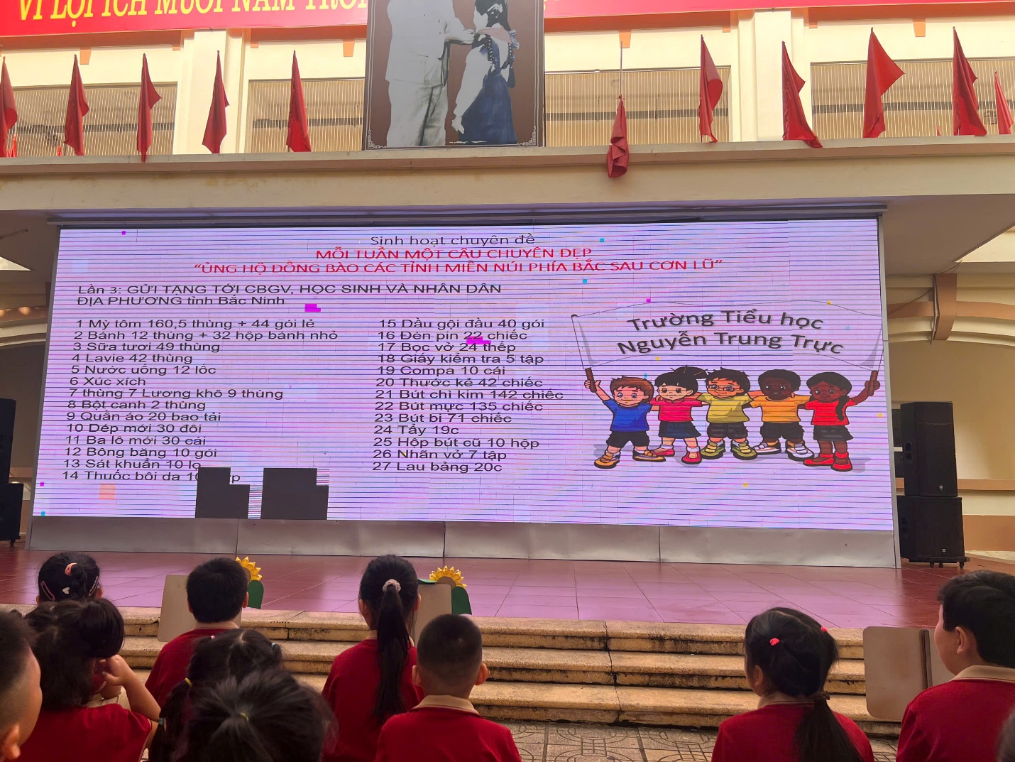 A group of children in front of a stage

AI-generated content may be incorrect.