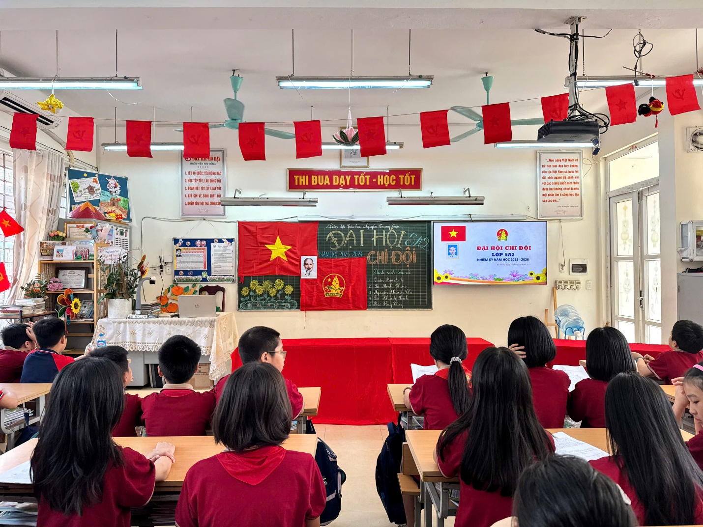 A group of people in a classroom

AI-generated content may be incorrect.