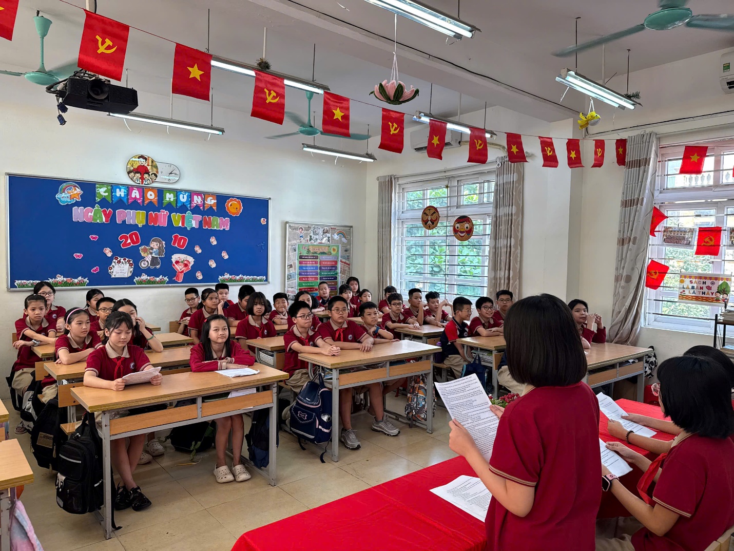 A group of children in a classroom

AI-generated content may be incorrect.