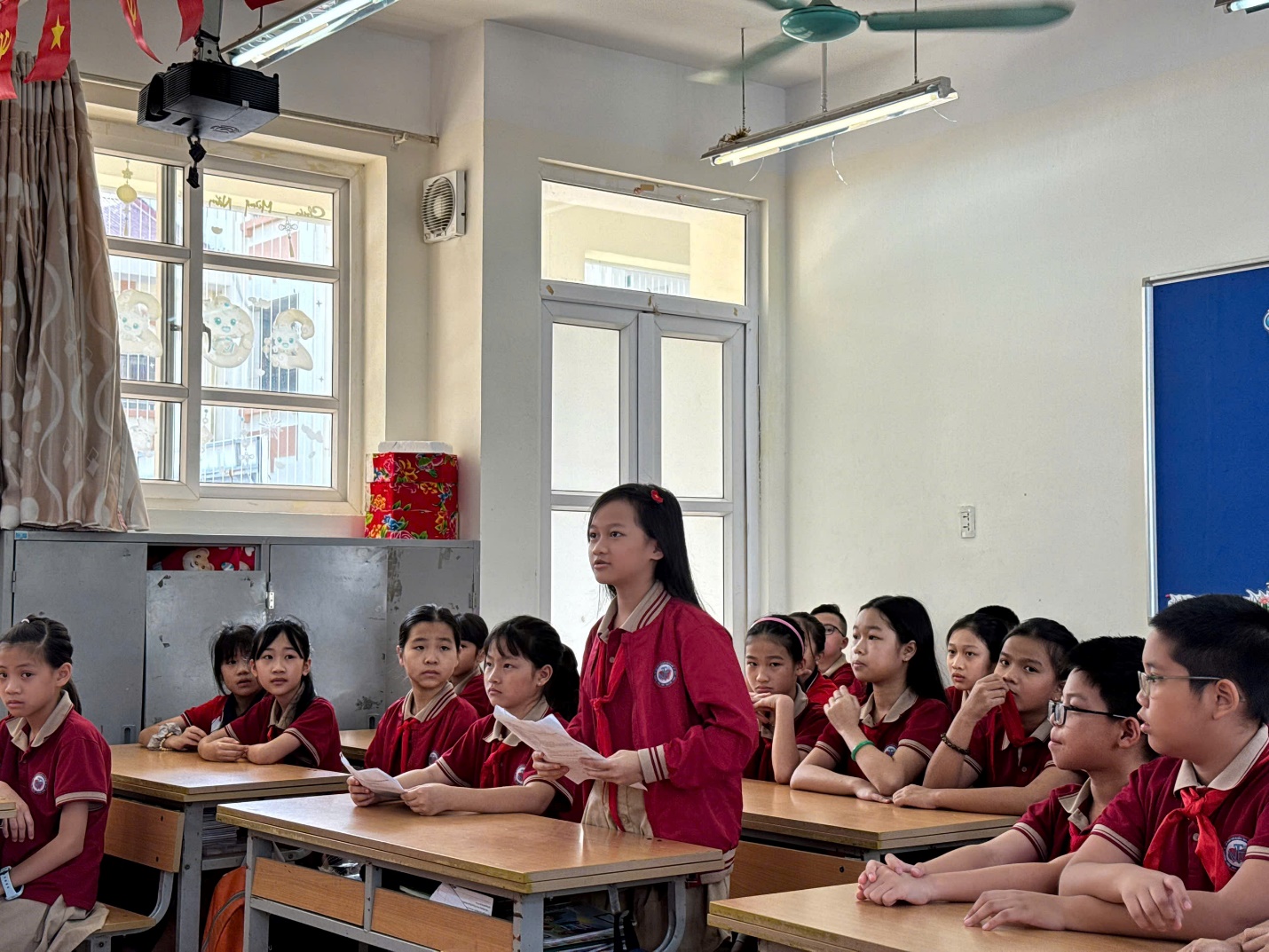 A teacher teaching a class

AI-generated content may be incorrect.