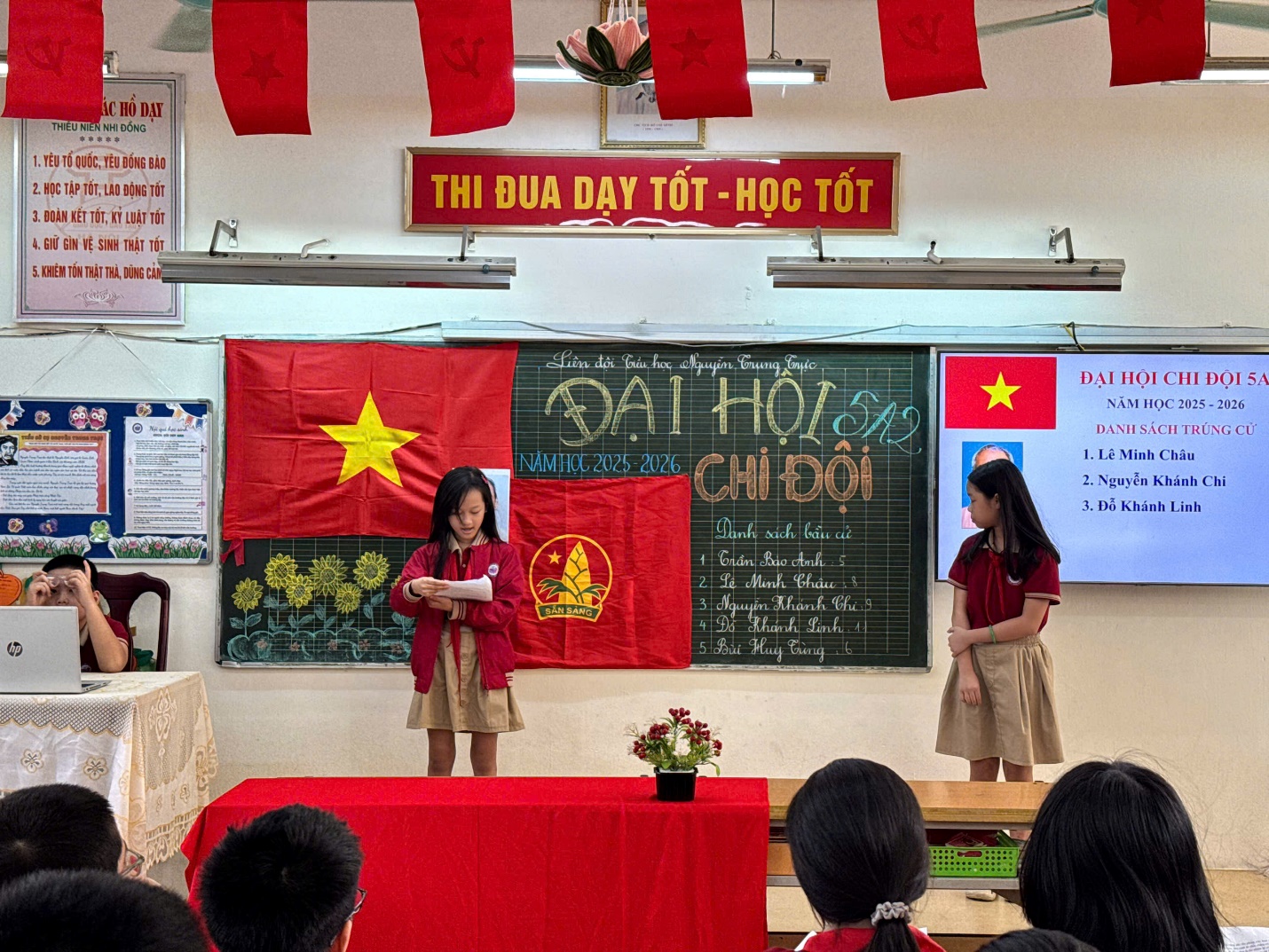 A group of people in a classroom

AI-generated content may be incorrect.