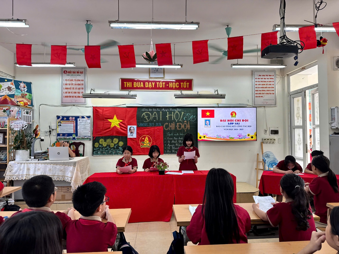 A group of people in a classroom

AI-generated content may be incorrect.