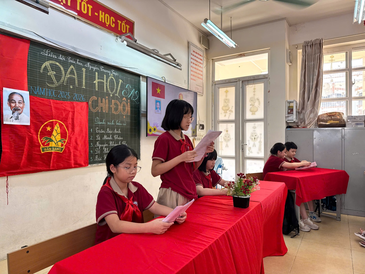 A group of girls in a classroom

AI-generated content may be incorrect.