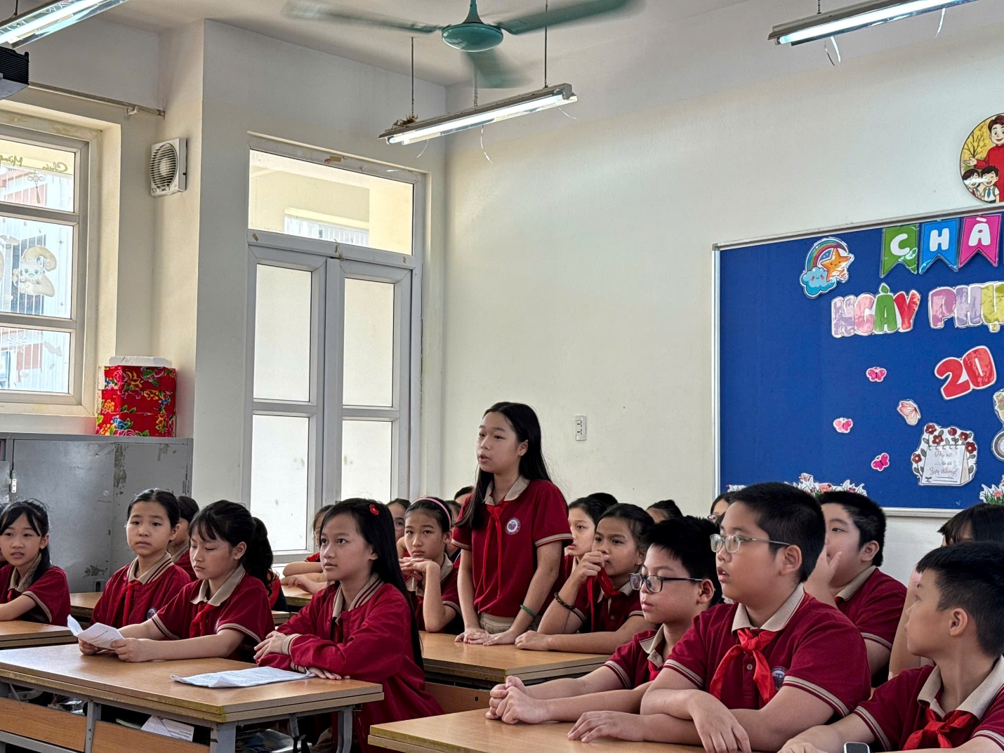 A group of students in a classroom

AI-generated content may be incorrect.