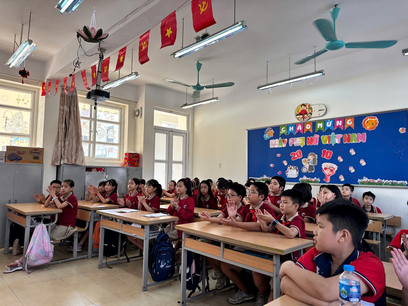 A group of children in a classroom

AI-generated content may be incorrect.