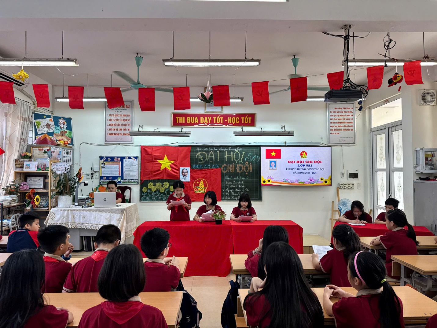 A group of people in a classroom

AI-generated content may be incorrect.