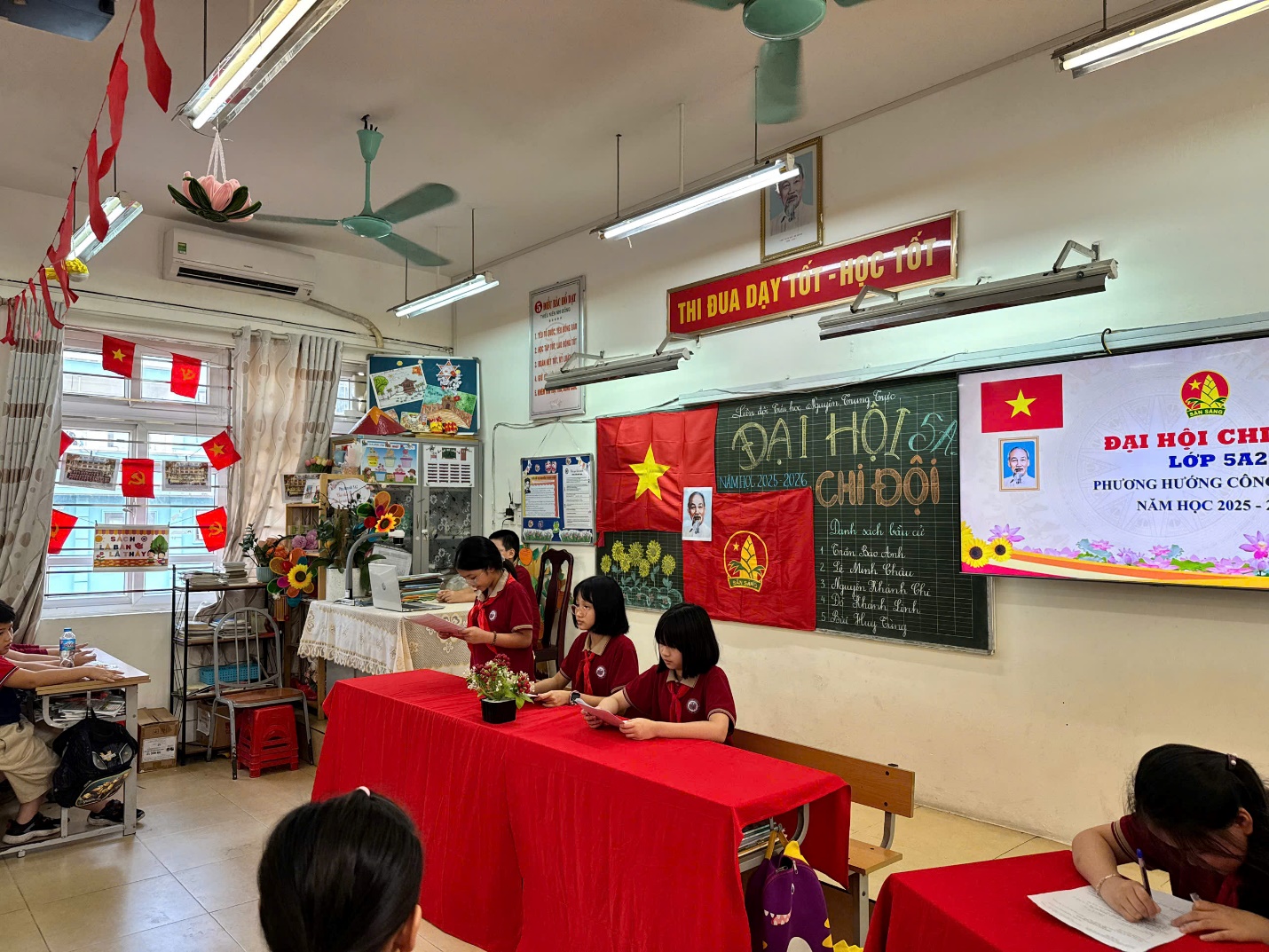 A group of people in a classroom

AI-generated content may be incorrect.