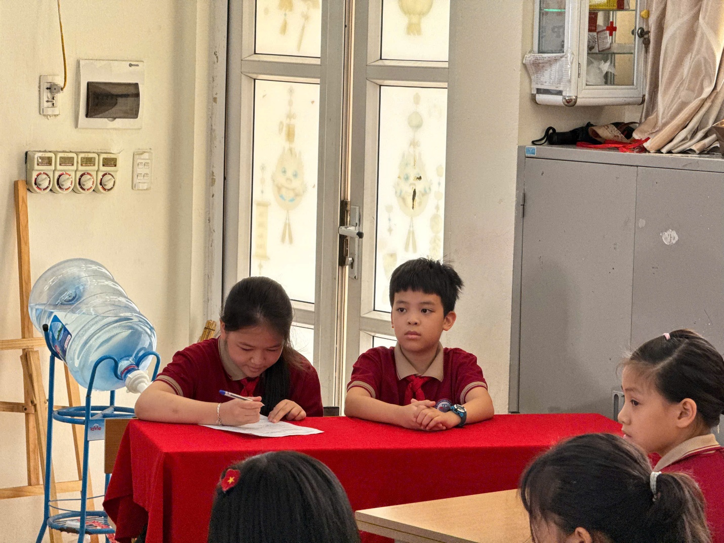 A group of children sitting at a table

AI-generated content may be incorrect.