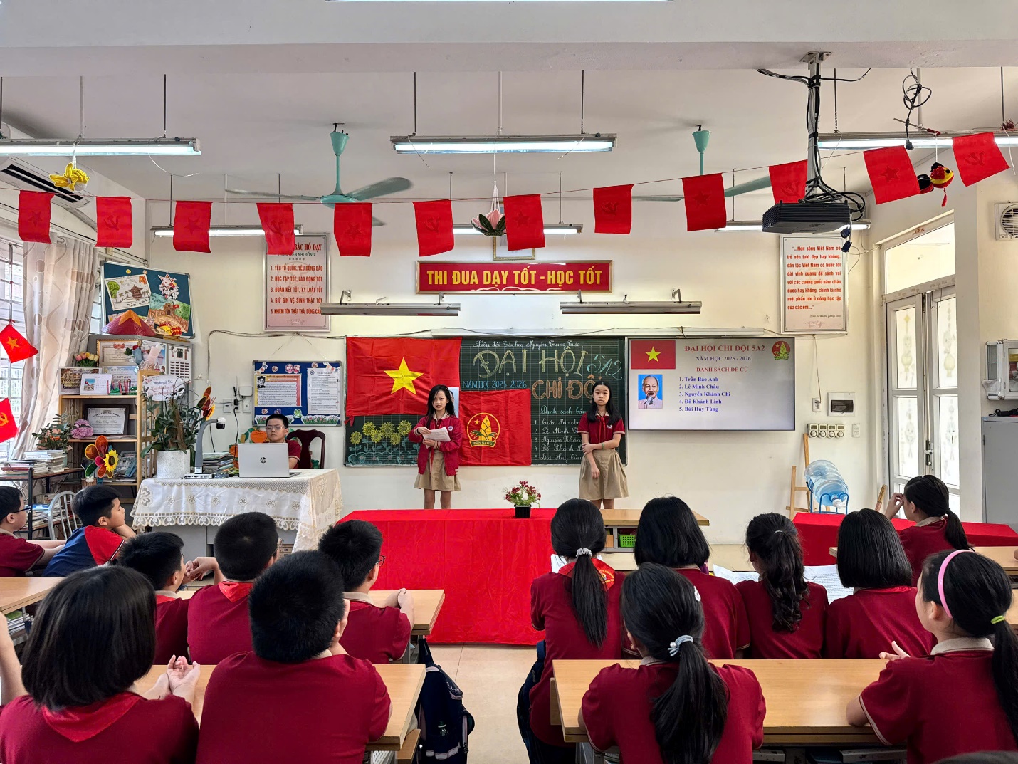 A classroom with a group of people

AI-generated content may be incorrect.