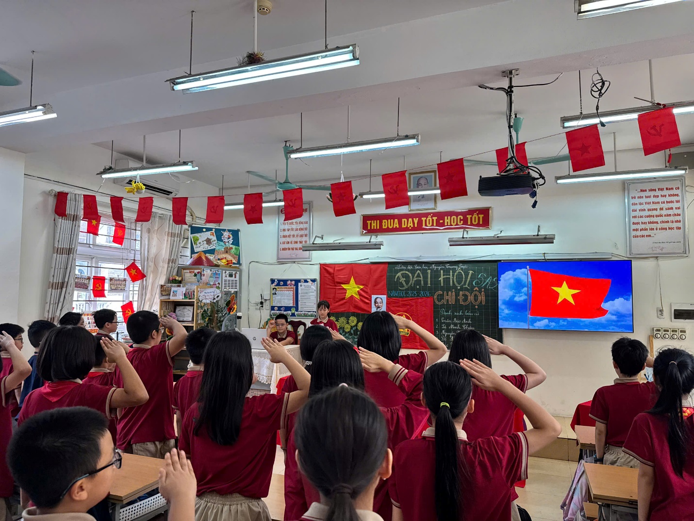 A group of people in a classroom

AI-generated content may be incorrect.