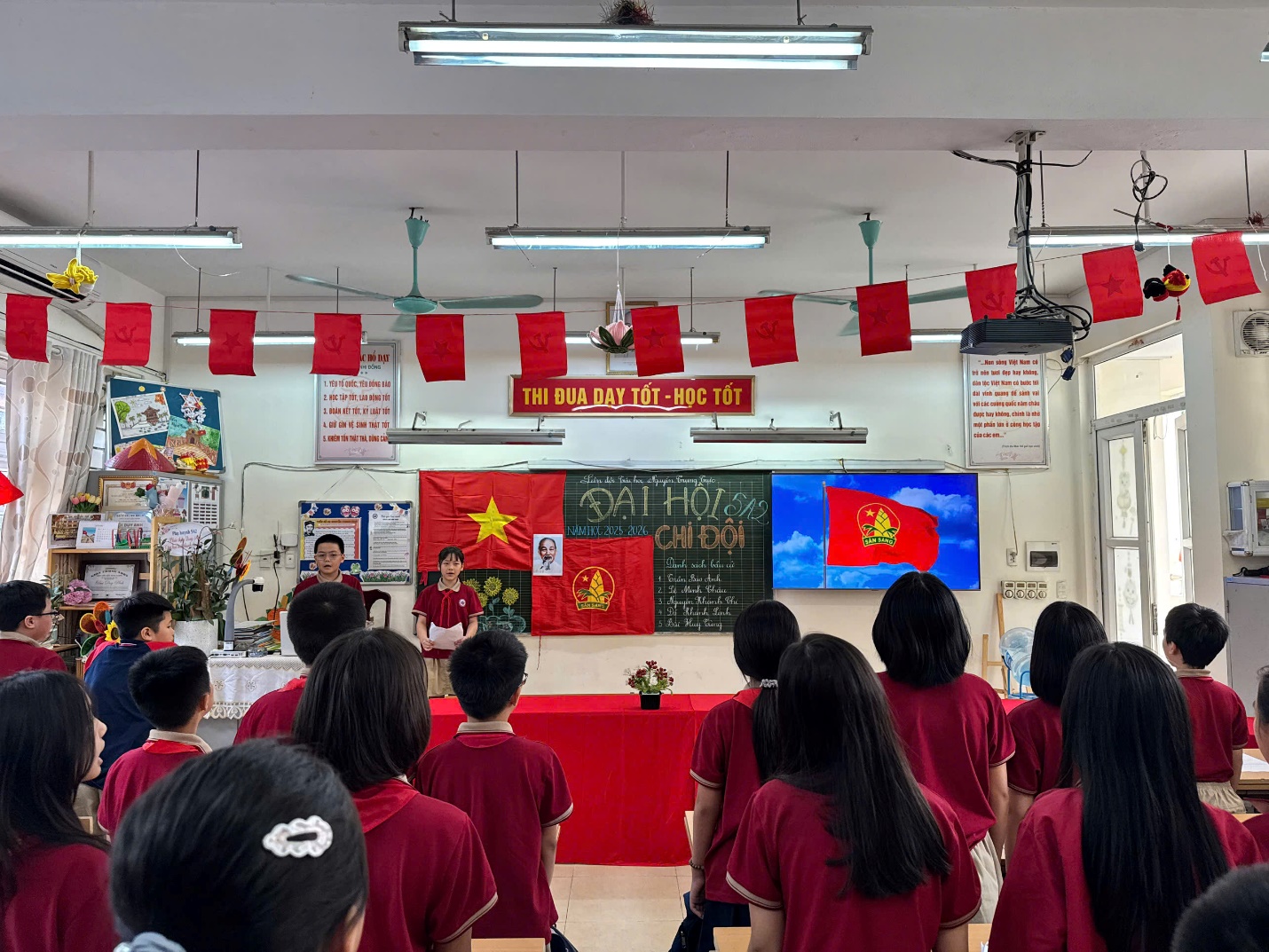 A group of people in a classroom

AI-generated content may be incorrect.