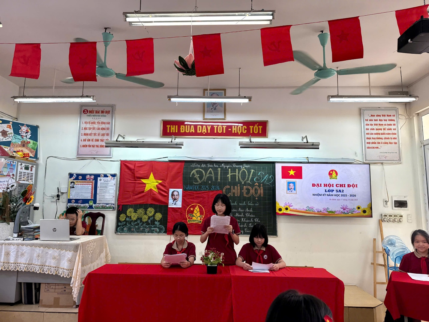 A group of girls sitting at a table

AI-generated content may be incorrect.