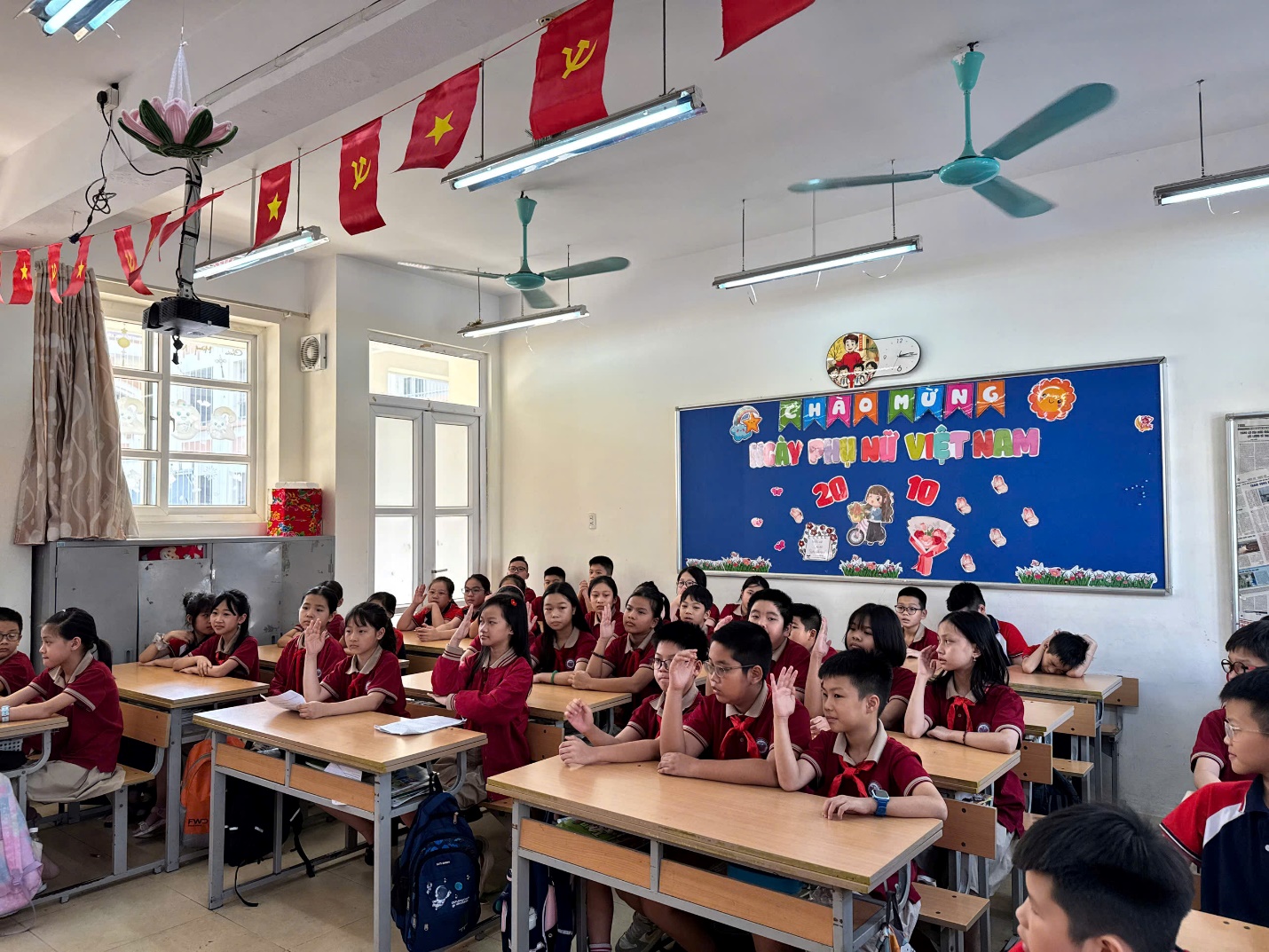 A group of students in a classroom

AI-generated content may be incorrect.