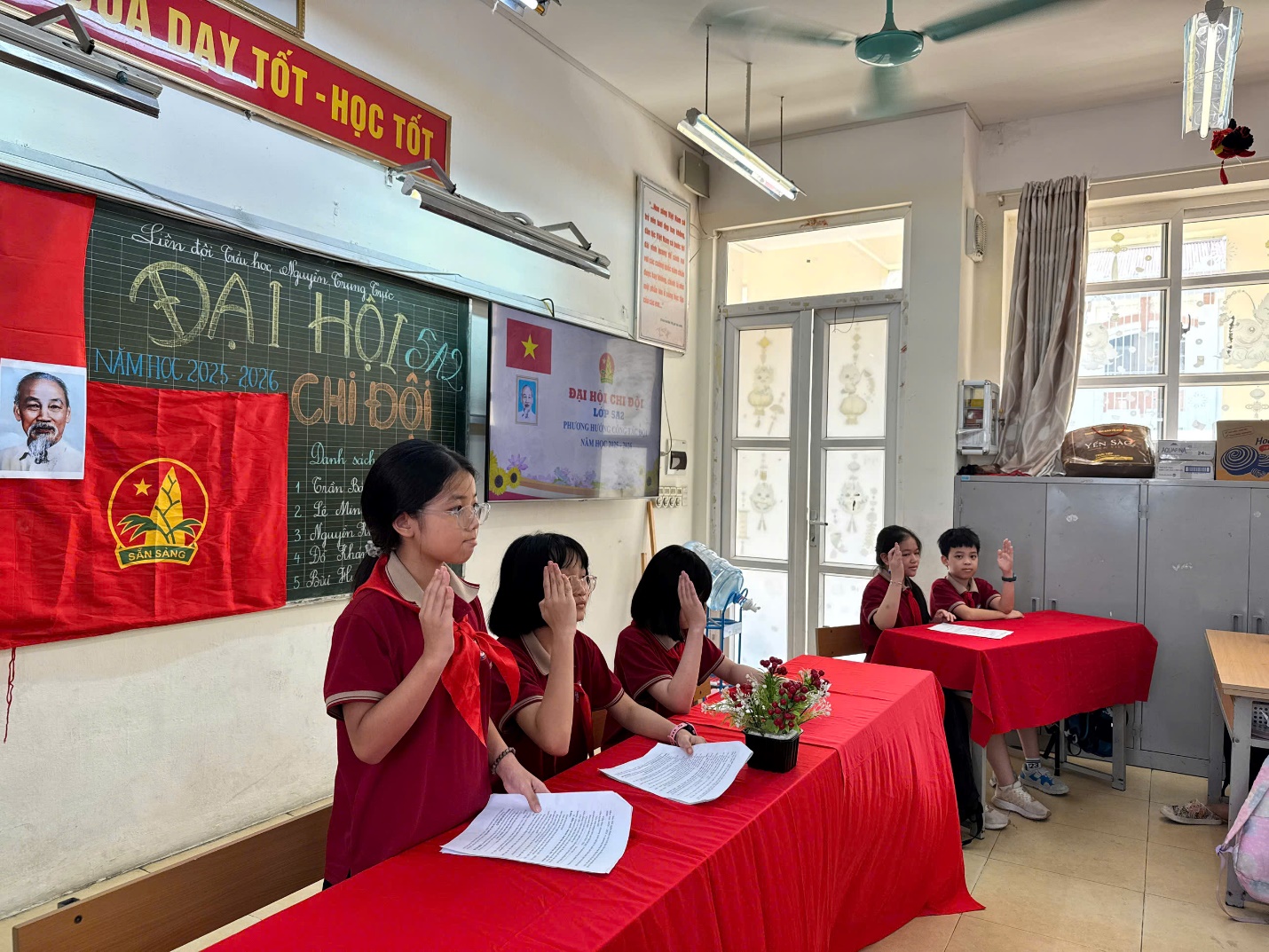 A group of children sitting at a table in a classroom

AI-generated content may be incorrect.