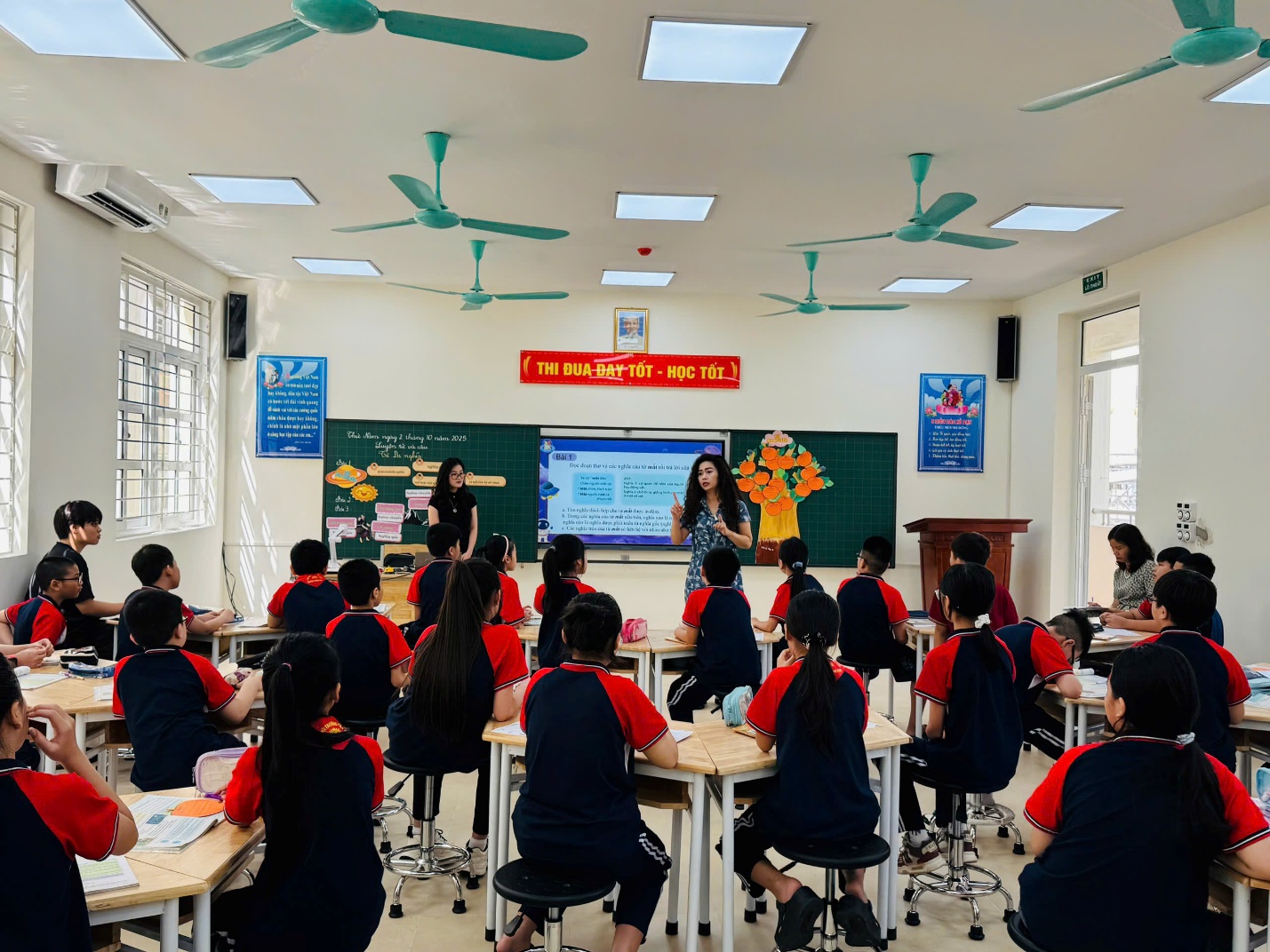 A group of students in a classroom
AI-generated content may be incorrect.