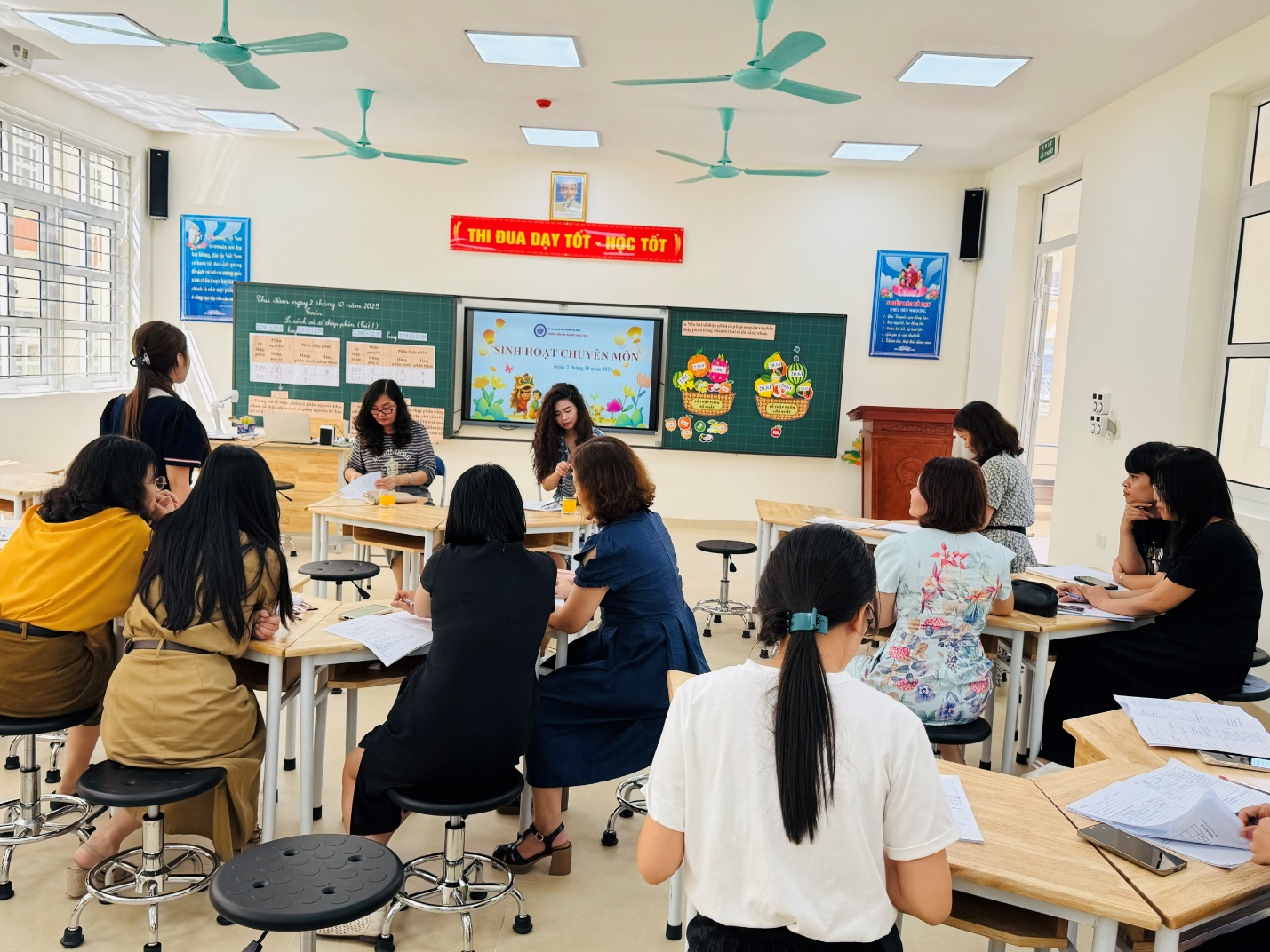 A group of people in a classroom
AI-generated content may be incorrect.