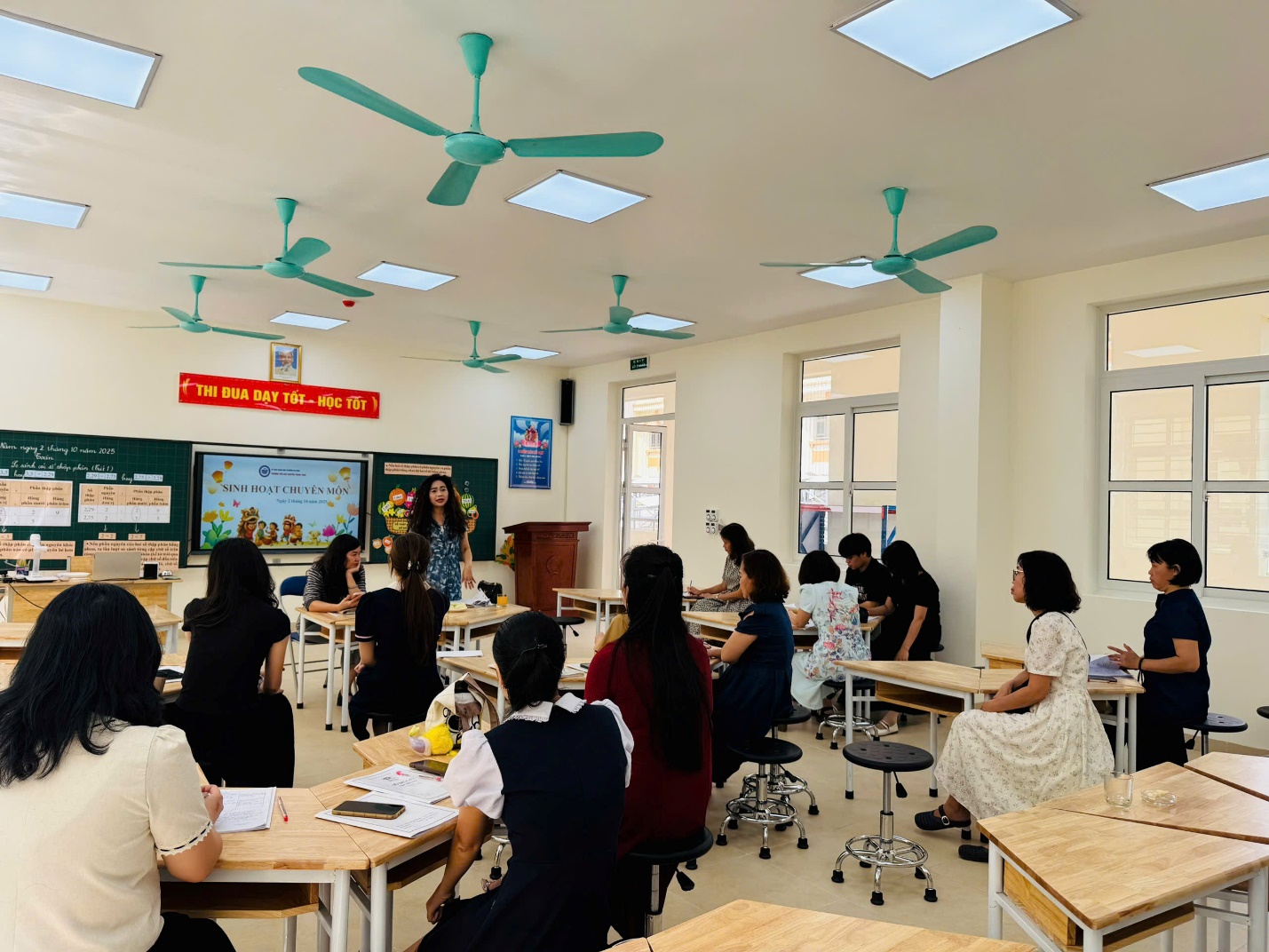 A group of people in a classroom
AI-generated content may be incorrect.