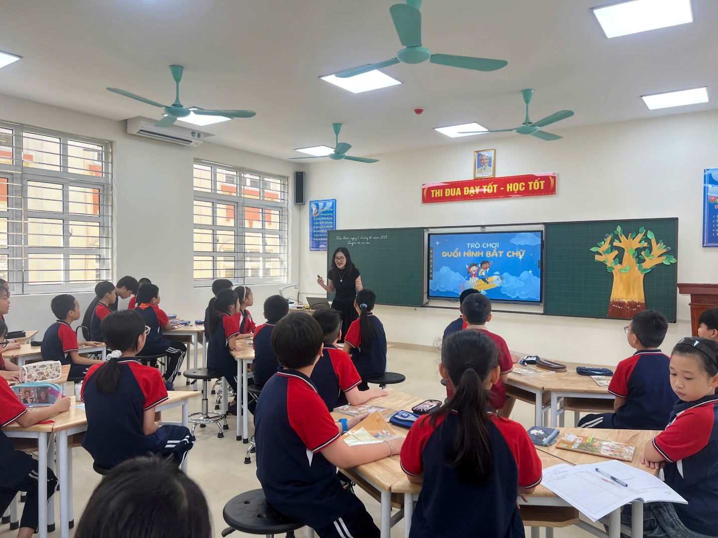 A group of students in a classroom
AI-generated content may be incorrect.