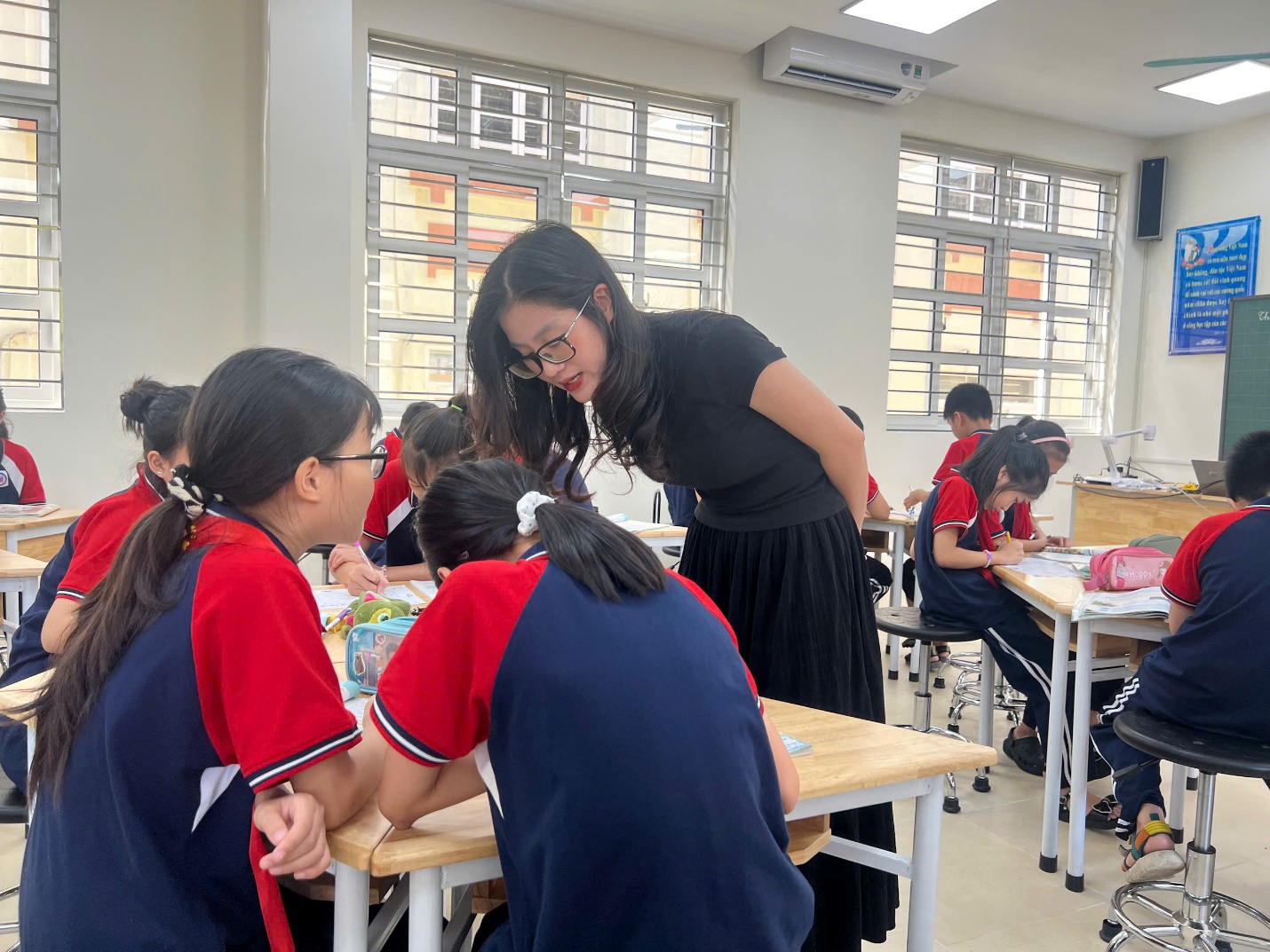 A group of students in a classroom
AI-generated content may be incorrect.