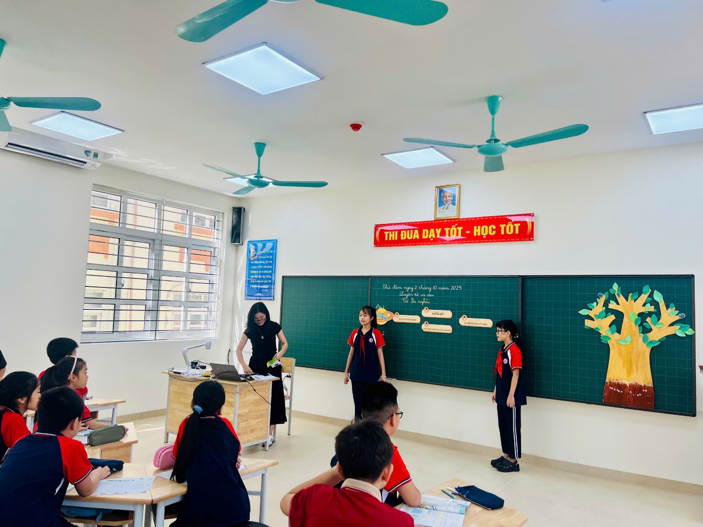 A group of students in a classroom
AI-generated content may be incorrect.